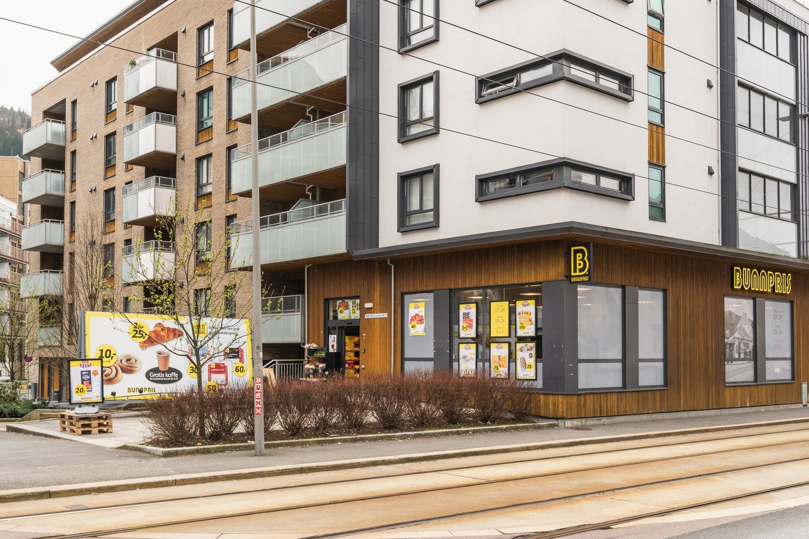 Nærmeste dagligvarebutikk er Bunnpris Kronstad, i samme bygget som leiligheten. Galleribilde