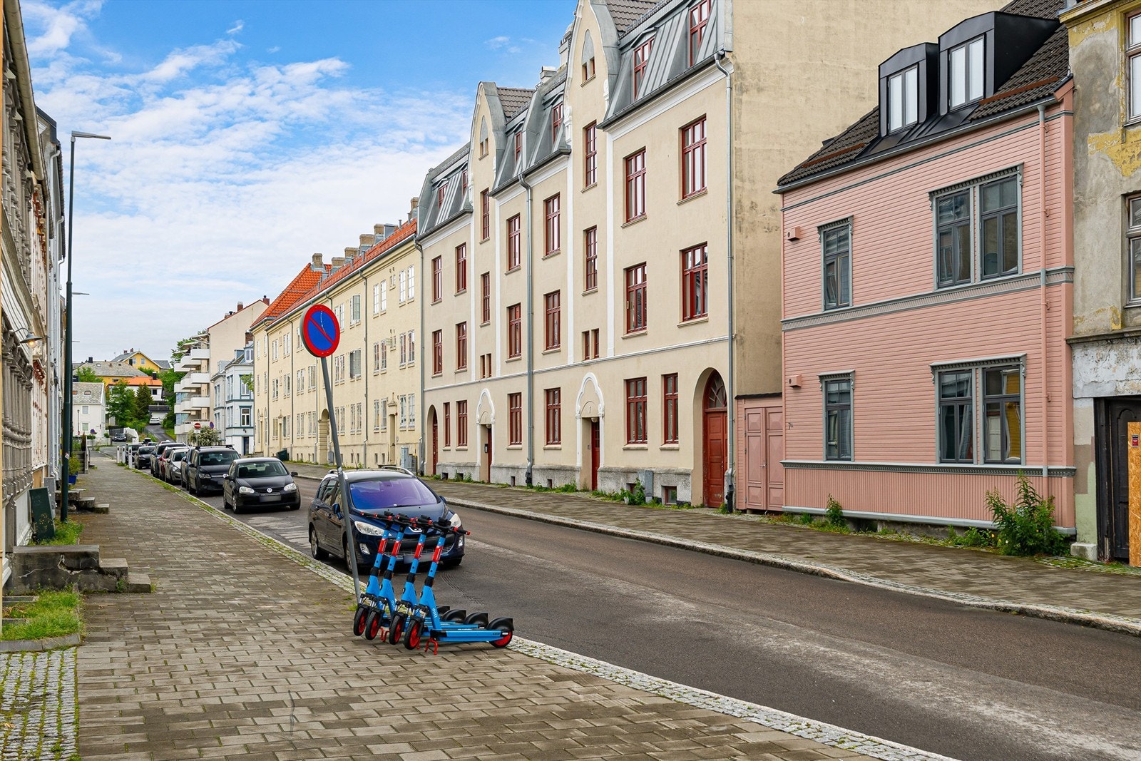 Eiendommen ligger svært sentralt plassert i et ettertraktet boområde på Møllenberg østre. Her har du direkte nærhet til "alt" Solsiden og Midtbyen har å by på. Denne delen av Møllenberg karakteriseres gjerne som den rolige delen. Galleribilde