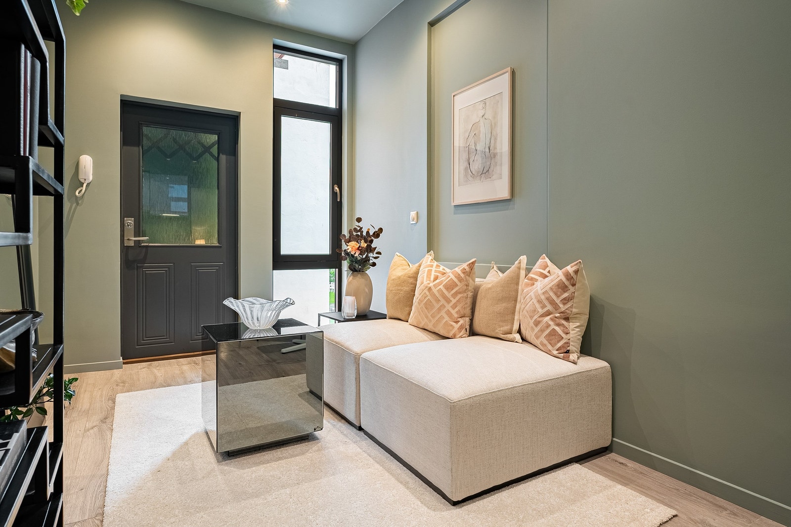 Leiligheten oppleves eksklusiv med sitt moderne materialvalg. Galleribilde