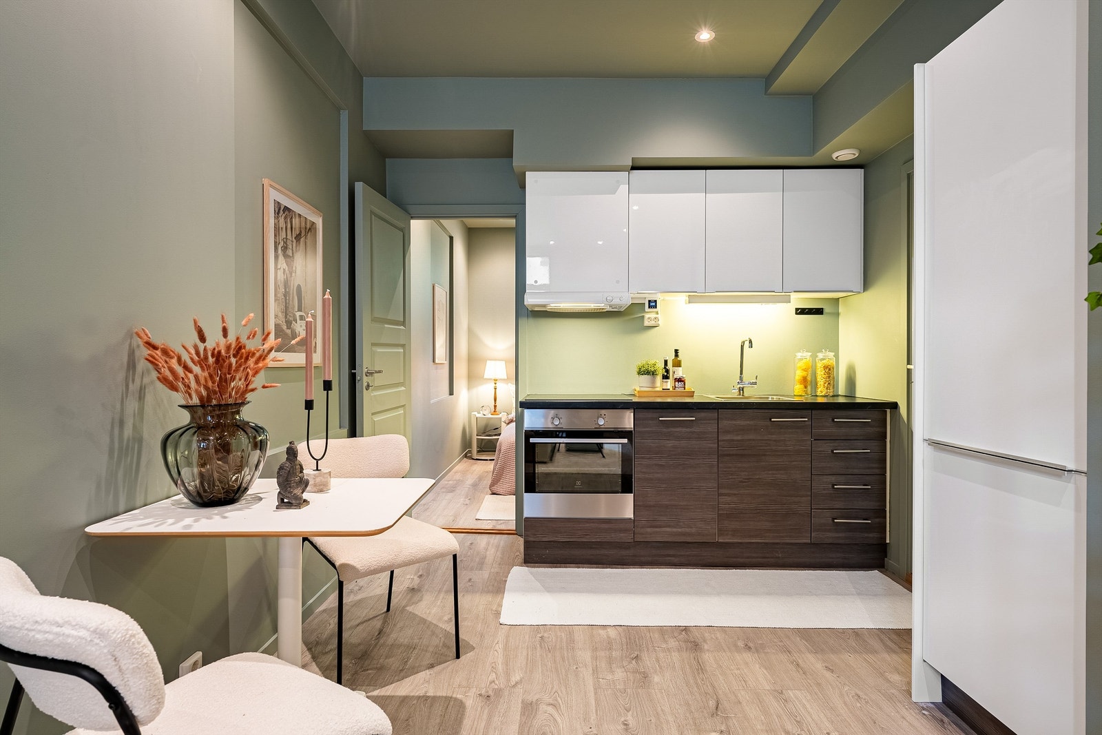 Nydelig kjøkken med tidløs innredning fra Nabiles Kitchen med mørke og lyse slette flater og benkeplate av laminat. Galleribilde