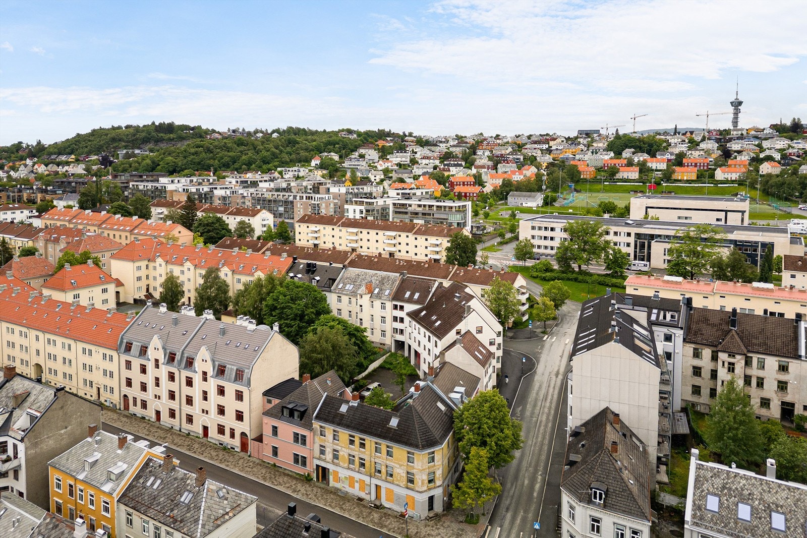 Solsiden når man innen 9 minutters gange. Her har man alt fra dagligvare (søndagsåpent), klesbutikker, apotek, bakeri, 3T-treningssenter, Vinmonopol, en rekke flotte restauranter og cafeer på dagtid, og mulighet til et yrende uteliv på kveldstid. Galleribilde