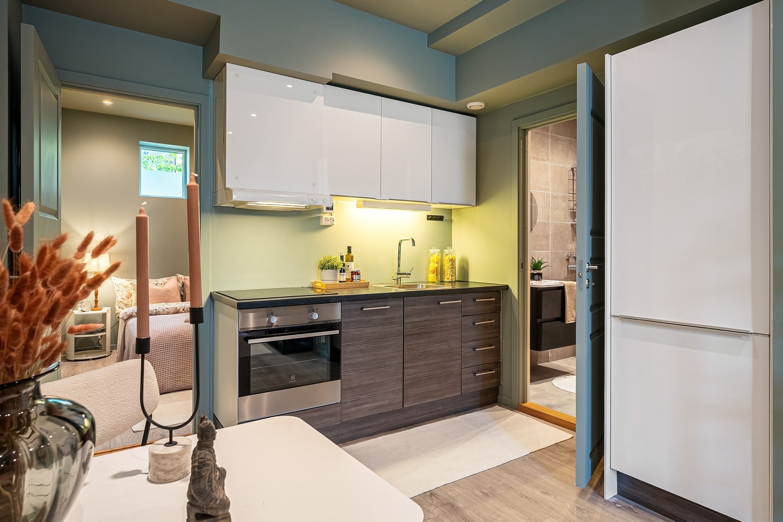 Kjøkkenet har videre integrert stekeovn, platetopp, oppvaskmaskin og kjøleskap med fryser. Galleribilde