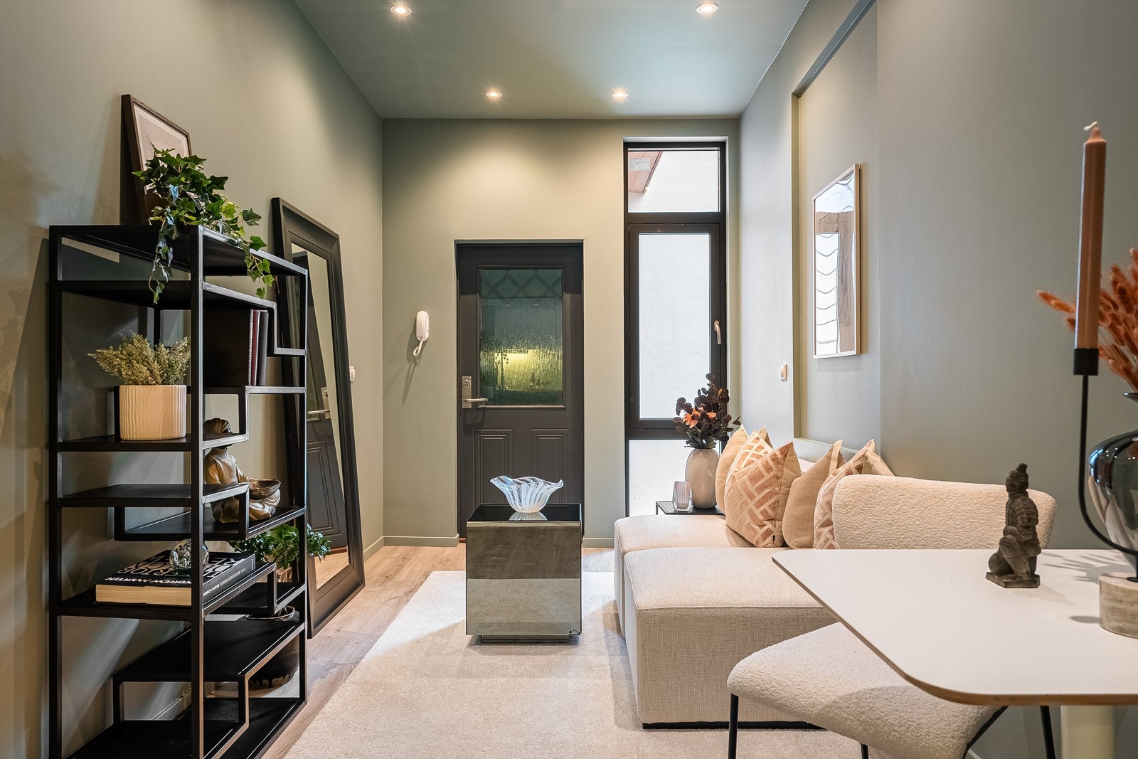 Stue- og kjøkkenarealet måler til sammen 14,5 kvm og har plass til både spisegruppe og sofagruppe. Galleribilde