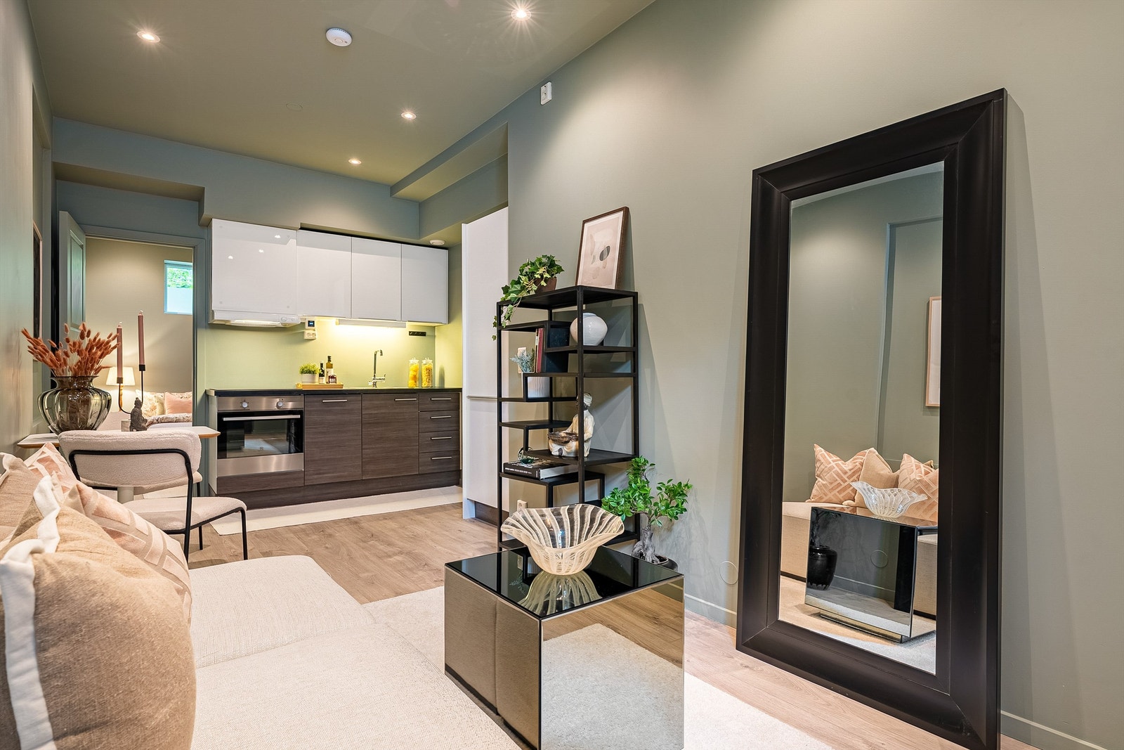 Åpen kjøkkenløsning men allikevel godt tilbaketrukket fra stuen. Leiligheten har balansert ventilasjon. Galleribilde