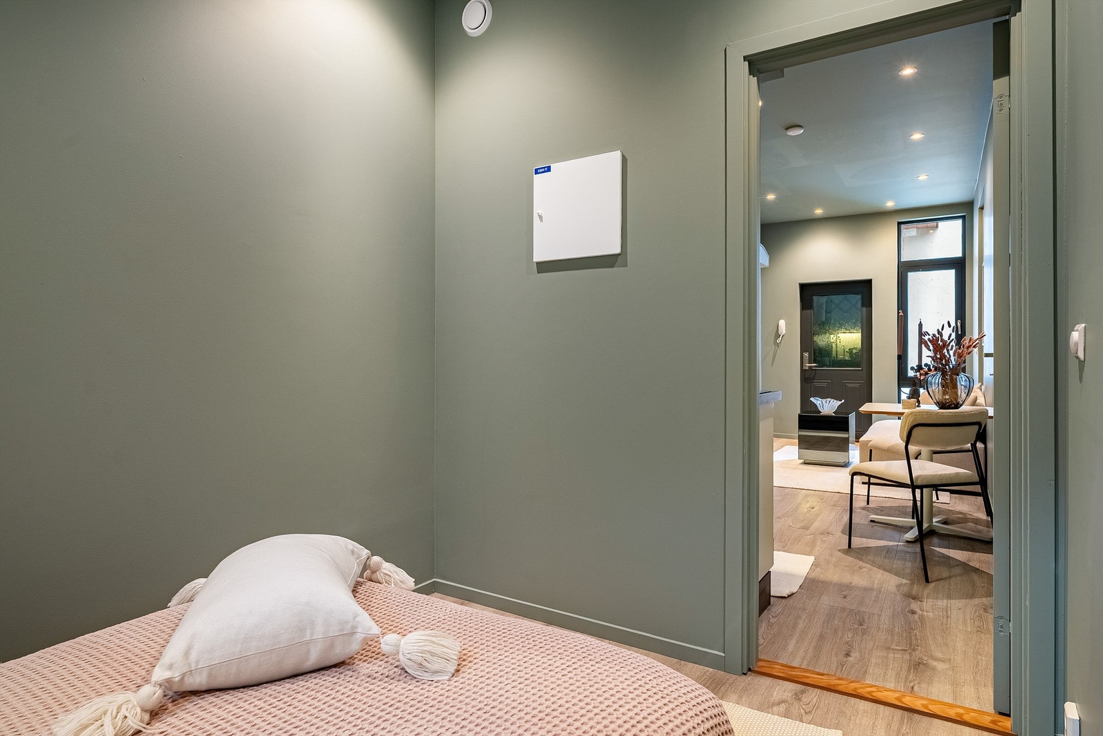 Videre har rommet plass til garderobeskap. Galleribilde