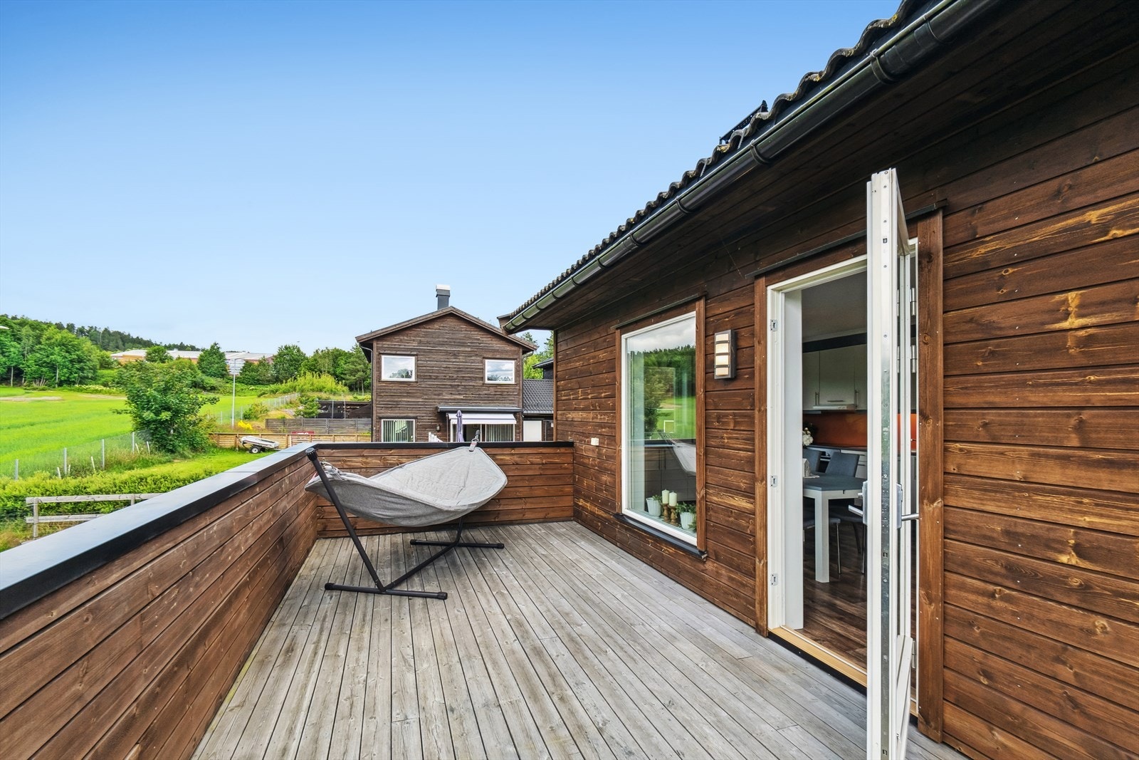 Usjenert og vestvendt balkong på hele 22 kvm. Her kan du nyte varme sommerdager fra morgen til kveld! Galleribilde