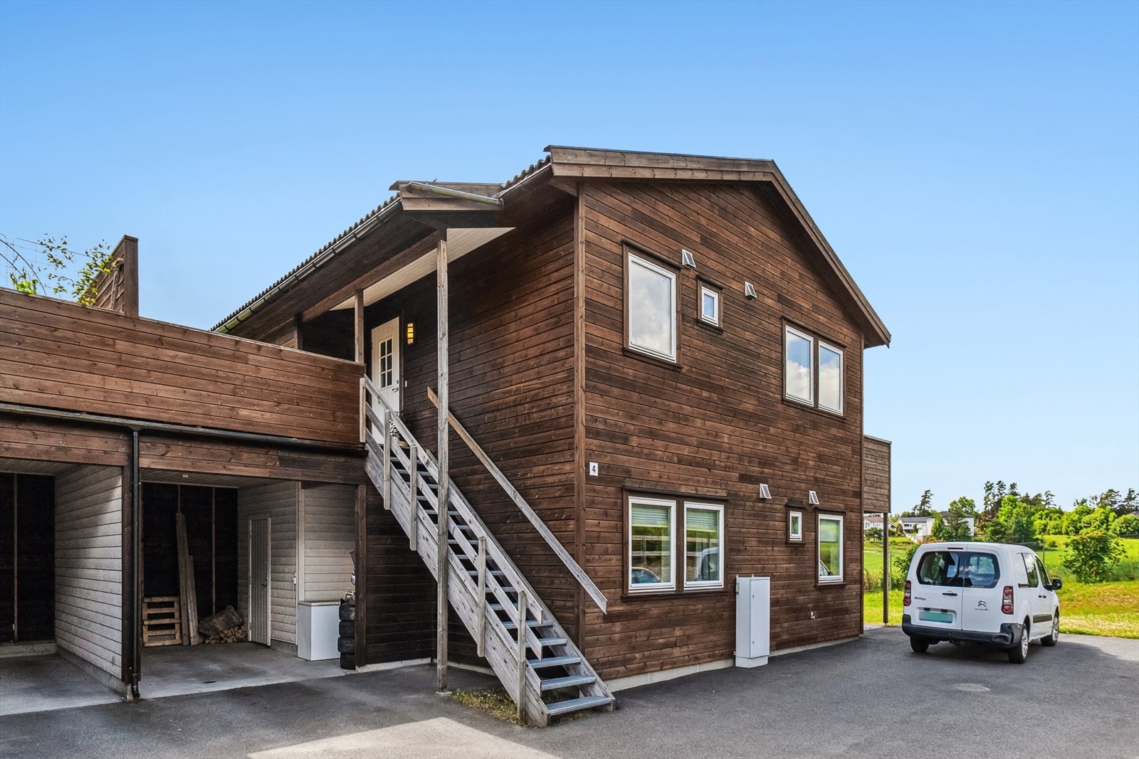 Her har du eksklusiv bruksrett til carporten og en utvendig bud på ca. 3 kvm ved trappoppgangen til leiligheten Galleribilde