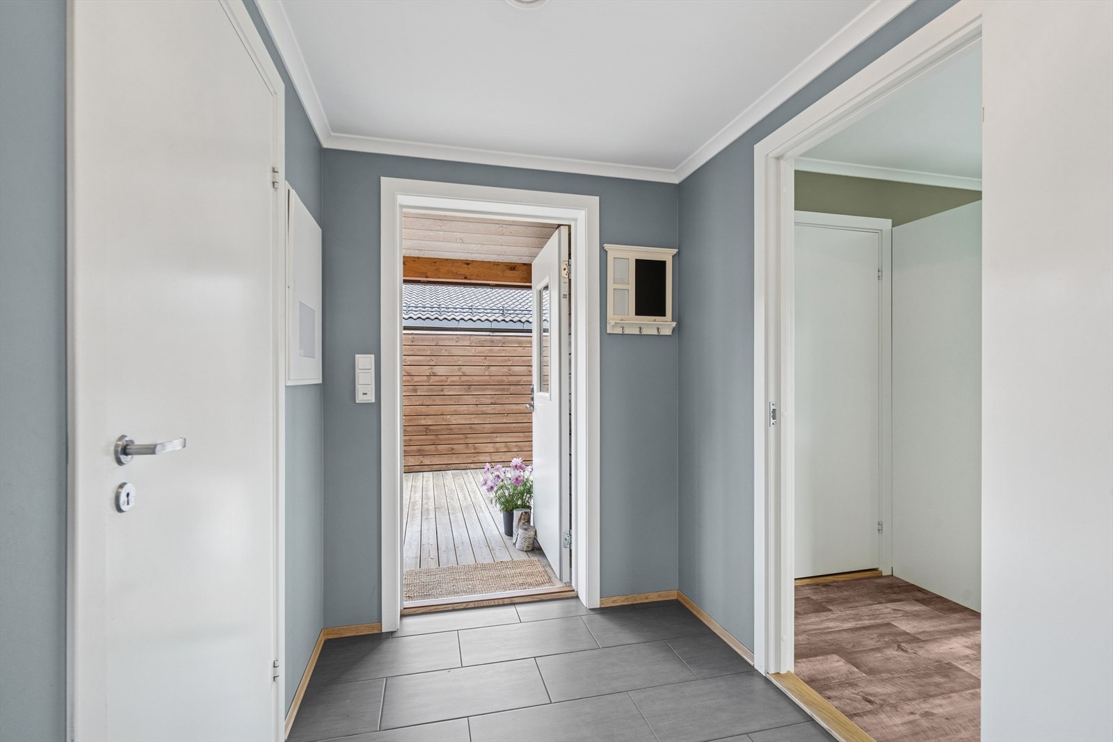 Du ønskes velkommen inn i en pen og lys entré med varmekabler i det flislagte gulvet Galleribilde