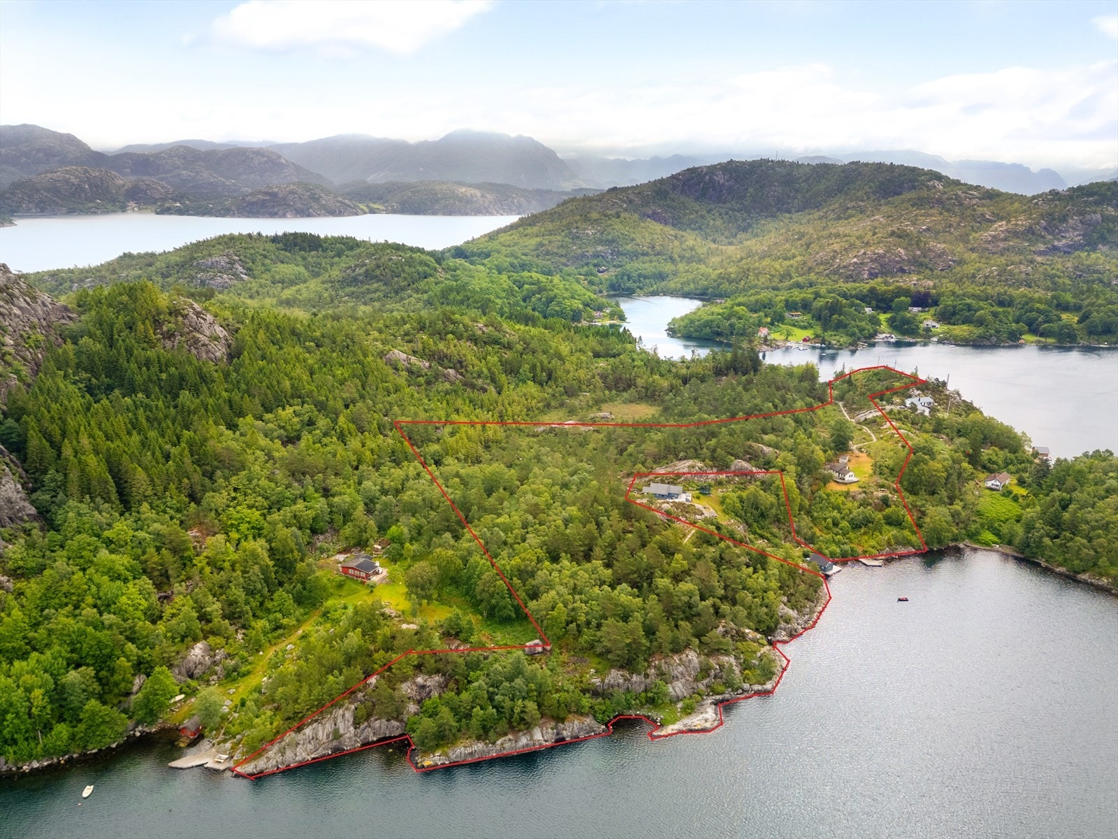 Stipulert oversikt over eiendommer i sin helhet. Det vil forekomme feil, bildet er kun ment for å gi inntrykk. Tomtekart ligger vedlagt i salgsoppgaven. Totalt 4 gårds- og bruksnummer. "Utmark/skog" er på ca 40 mål. Galleribilde