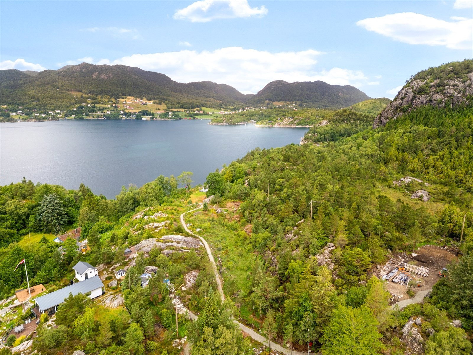 Tomten bak hytteeiendommen er på ca 4,2 mål Galleribilde