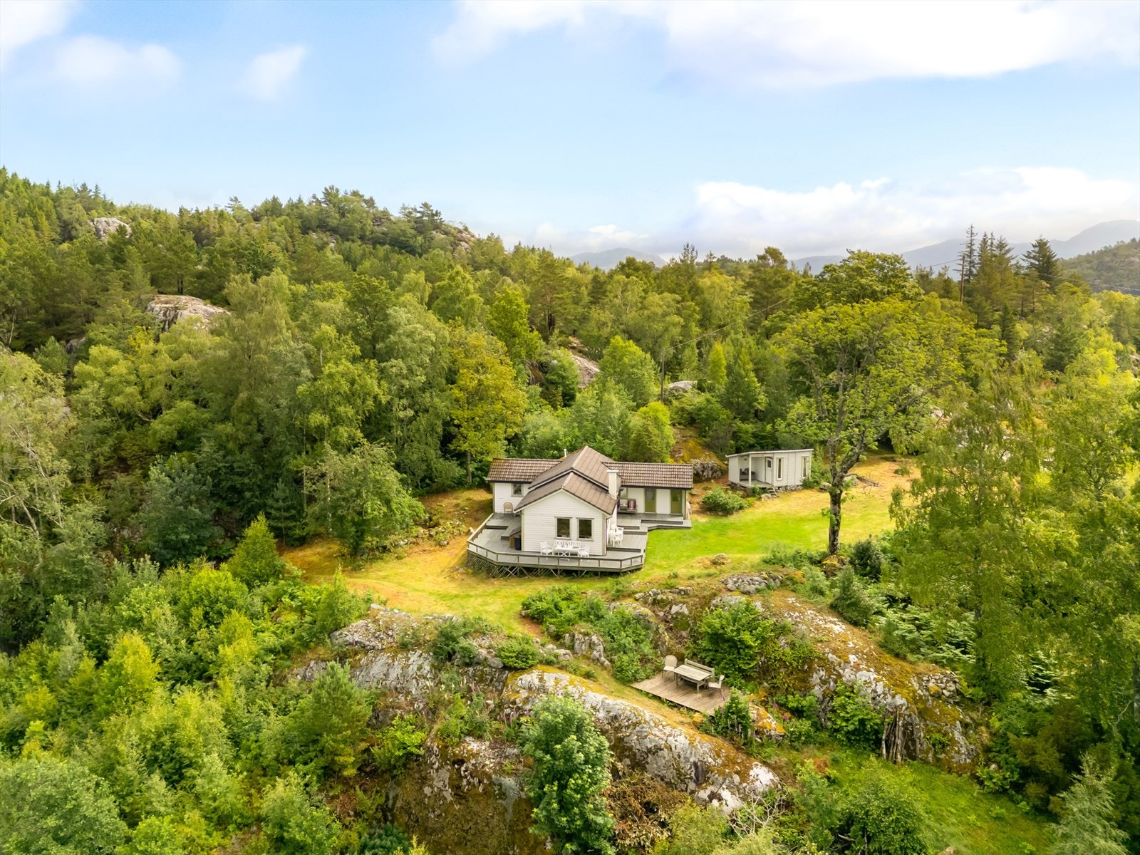 Hytta ble oppført på
70 tallet og har stort sett original standard Galleribilde