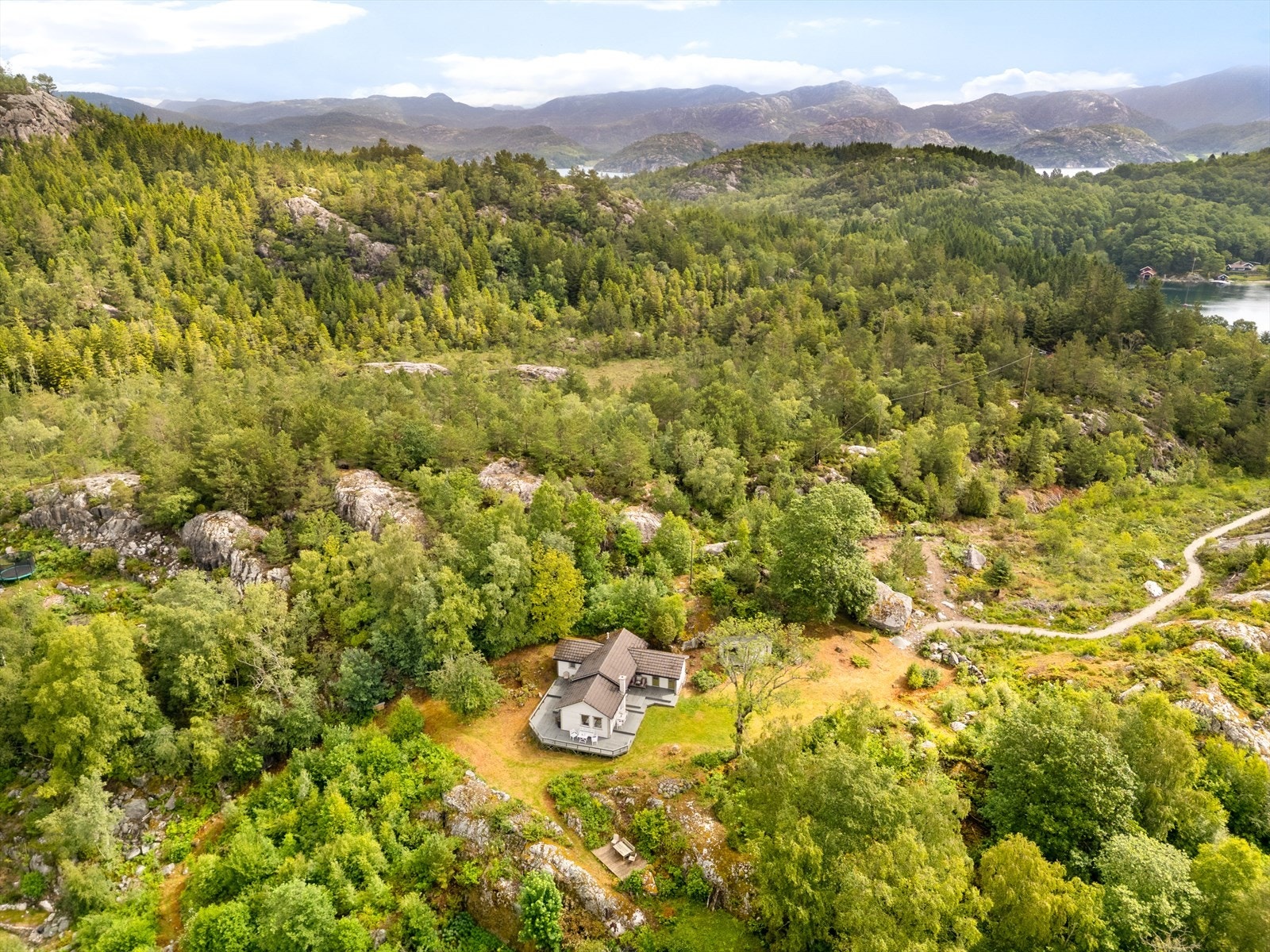 Bak hytteeiendommen finnes det en egen ubebygget tomt for bygging av fritidsbolig Galleribilde