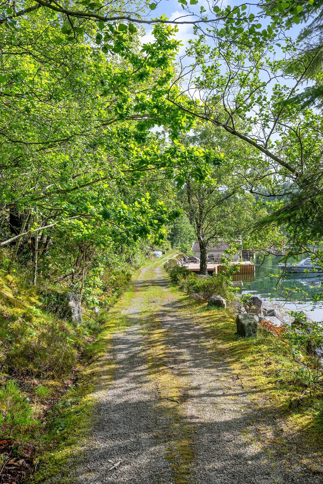 Ved Bygdeveien langs Ådnøy medfølger også et naust på eget gårds- og bruksnummer Galleribilde