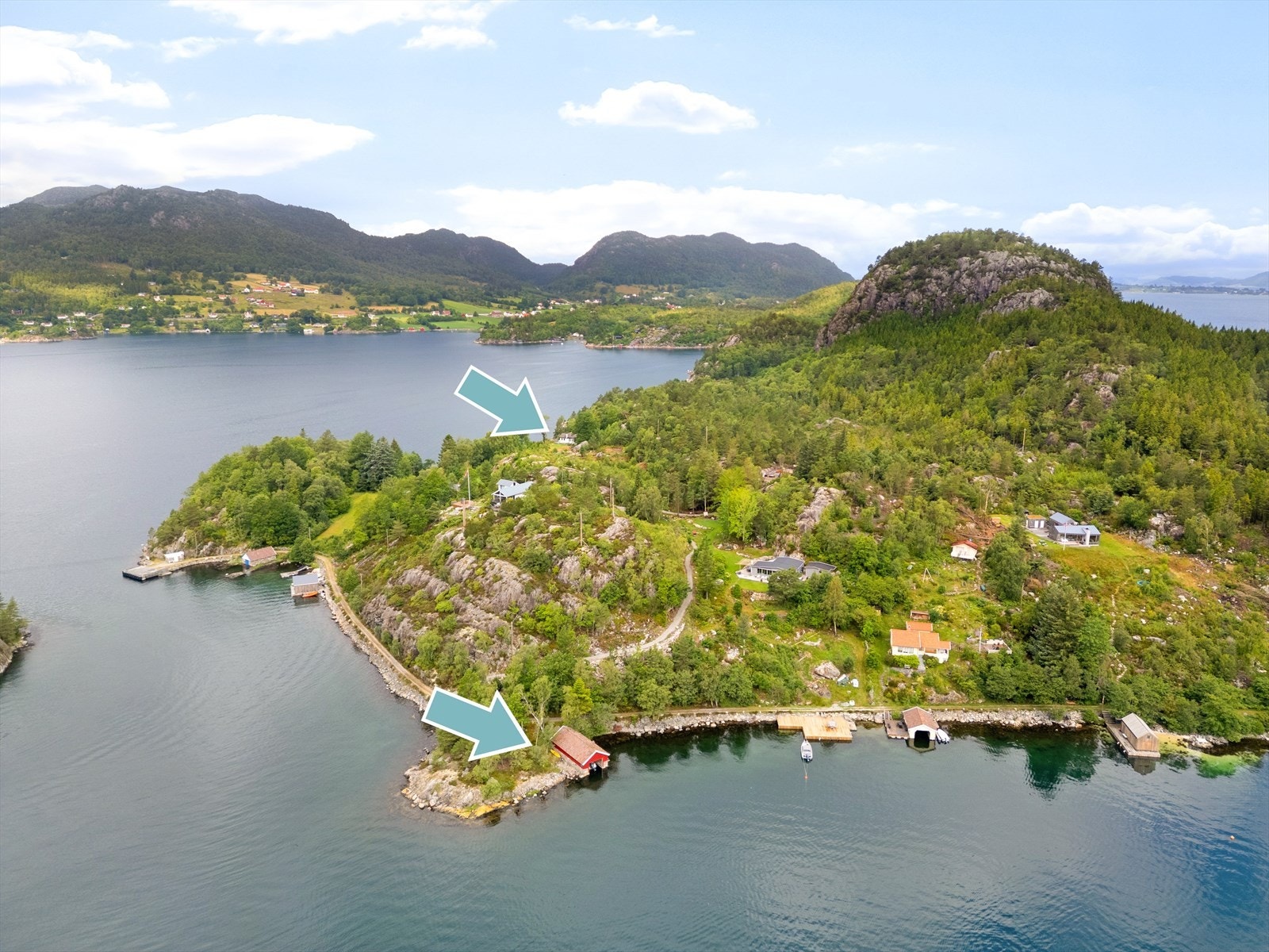 Dronefoto viser piler av Naust som har enkel gangveg over fin grussti opp til både ubebygget hyttetomt, bebygget hyttetomt og "utmark" som strekker seg ned til Naustet og. Galleribilde