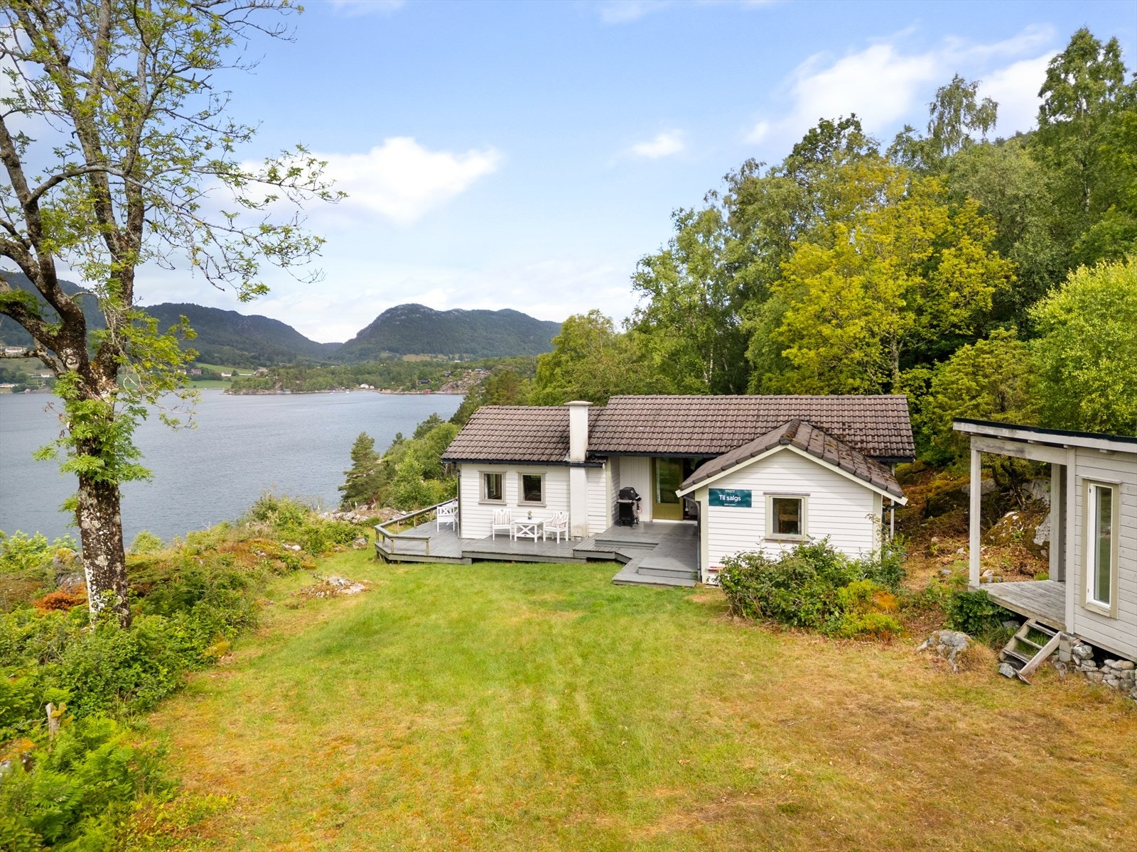 Salget består av totalt 4 forskjellige eiendommer på totalt ca 49mål
. Hytteeiendommen med sjølinje er på 4,3 mål Galleribilde