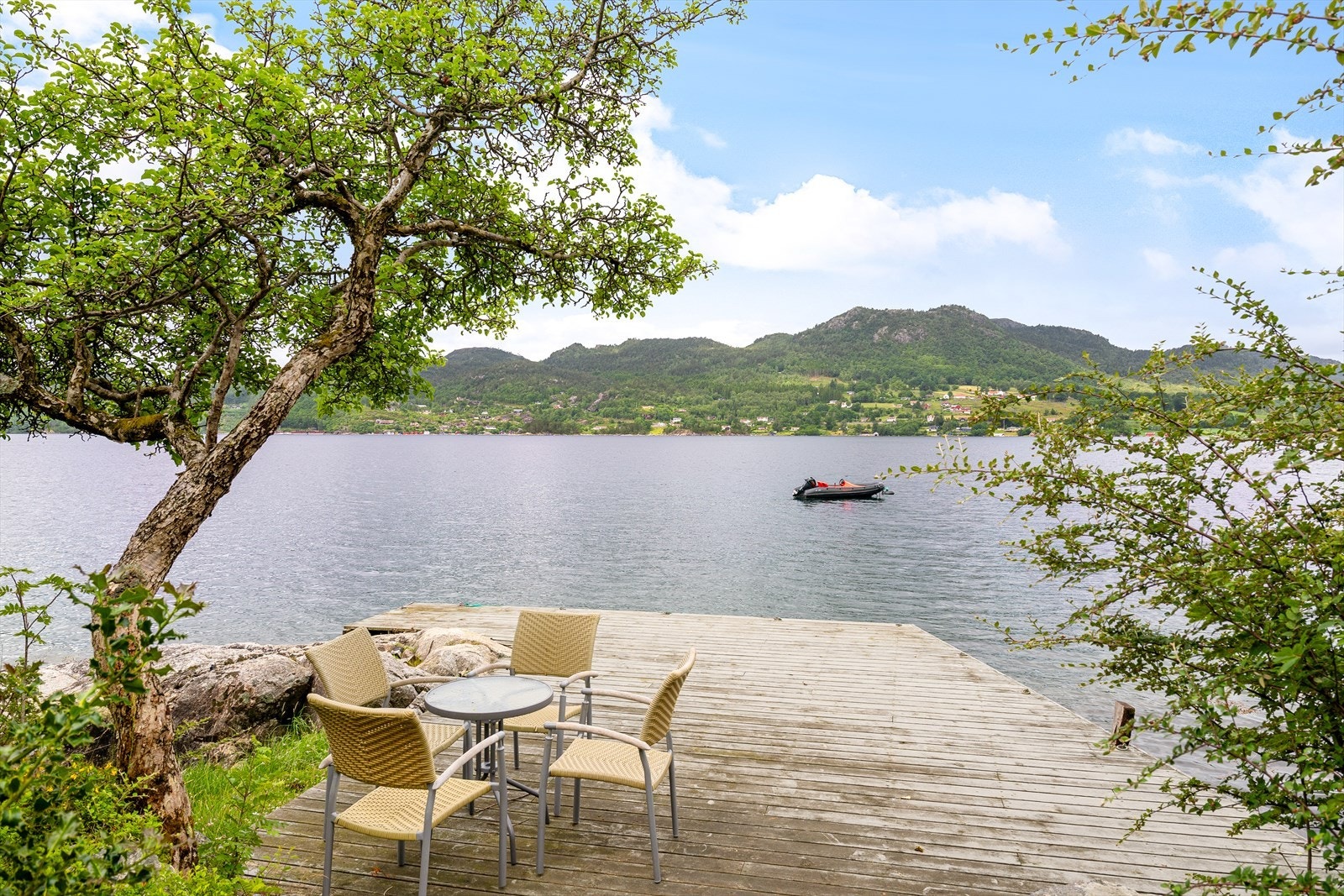Bryggen på hytteeiendommen Galleribilde