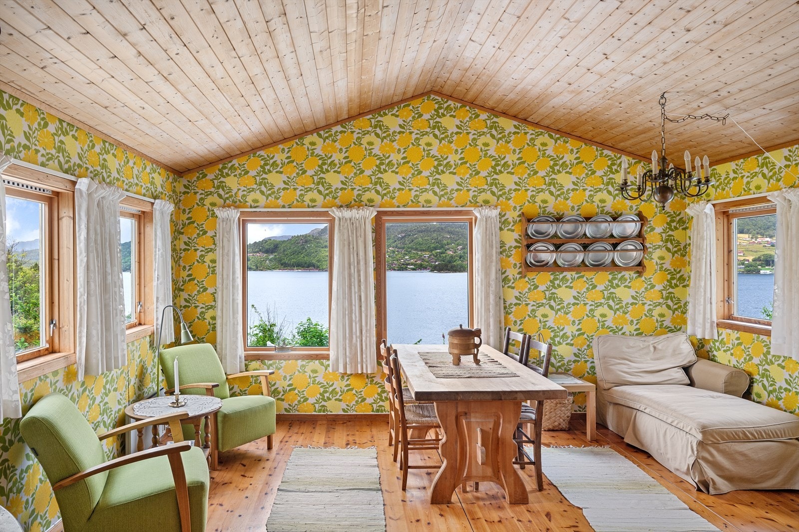 Innvendig har man flott utsikt over fjorden Galleribilde