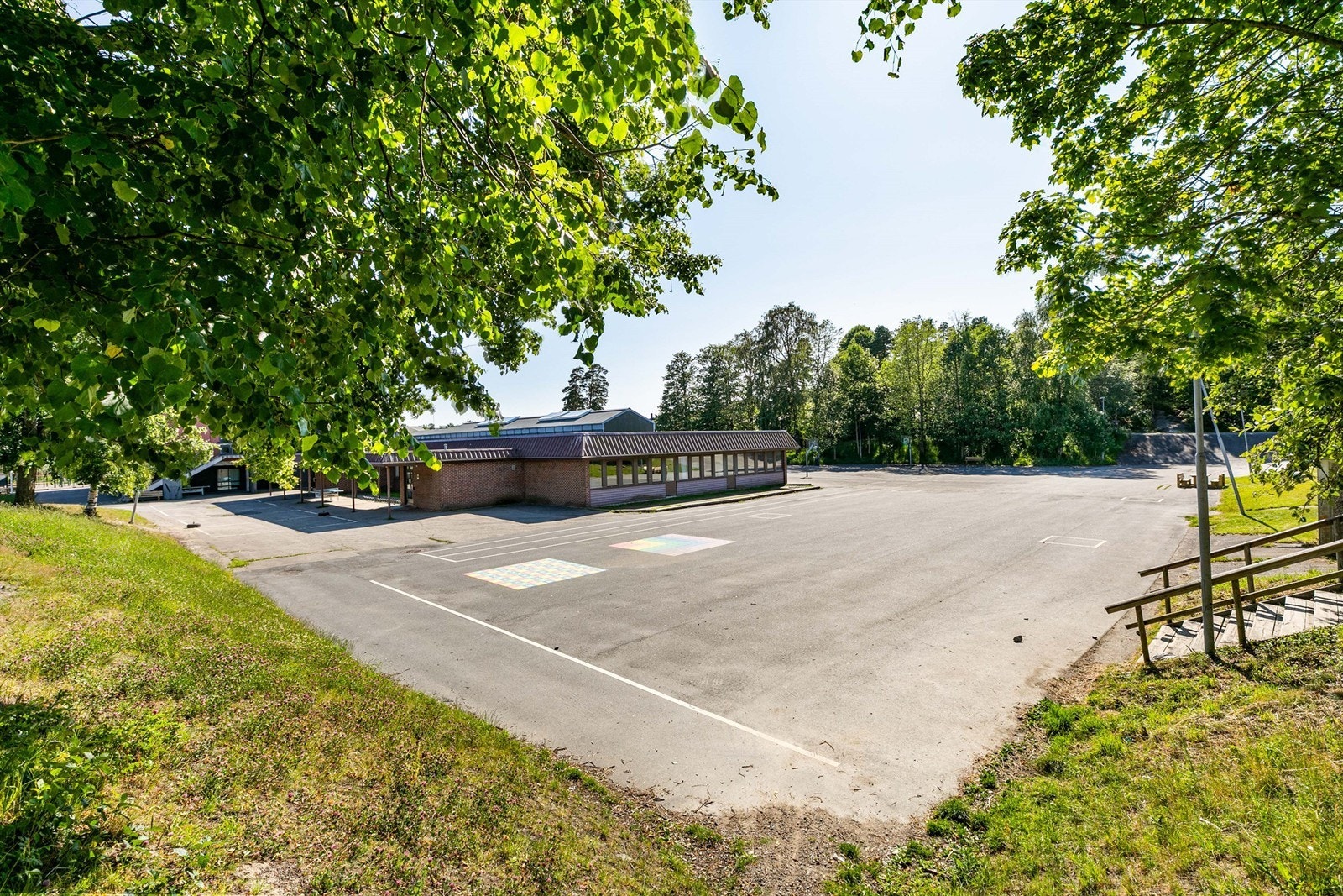 Nærmiljøet er utpreget familievennlig. Barnehager og barneskole finnes i umiddelbar nærhet. Galleribilde