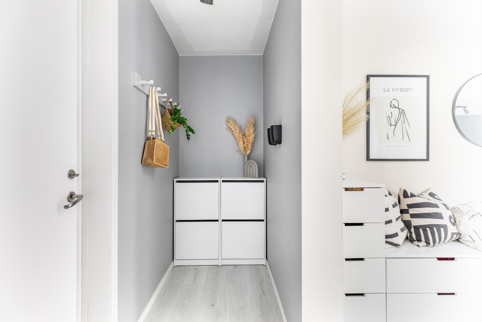 Garderobe-/oppbevaringsmøbler er det plass til både i entreen og den langstrakte gangen innenfor. Galleribilde
