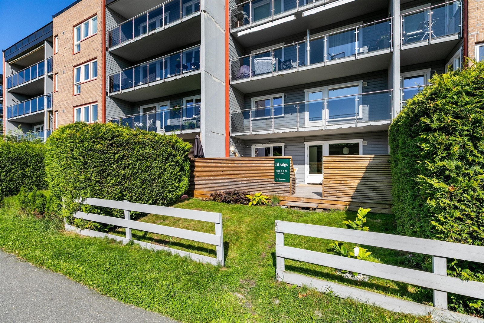 Skjermet av både blomsterkasser og høye levegger på begge sider er terrassen lite eksponert for innsyn. Galleribilde
