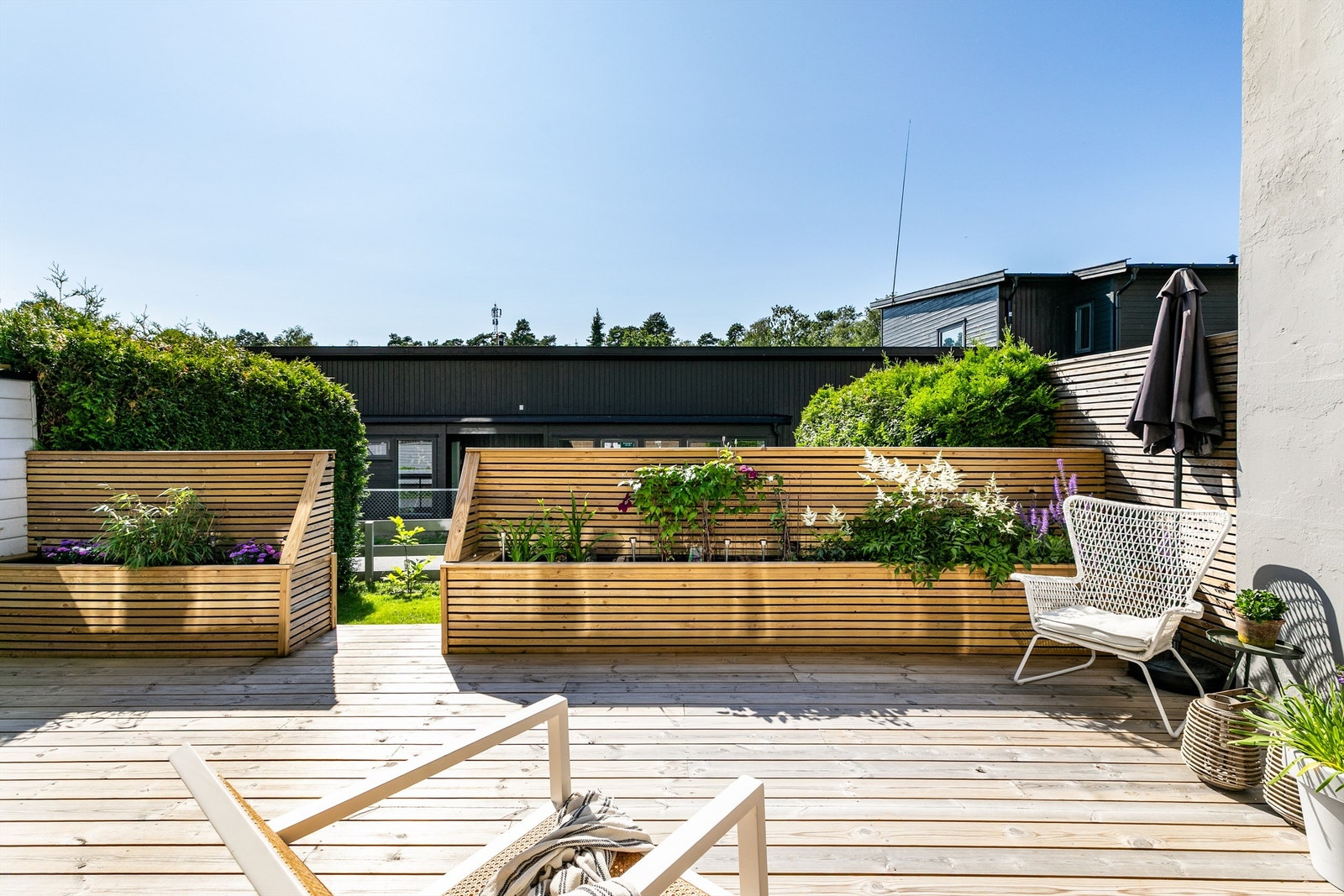På skyfrie sommerdager er det sol på terrassen fra tidlig ettermiddag til sen kveld. Galleribilde