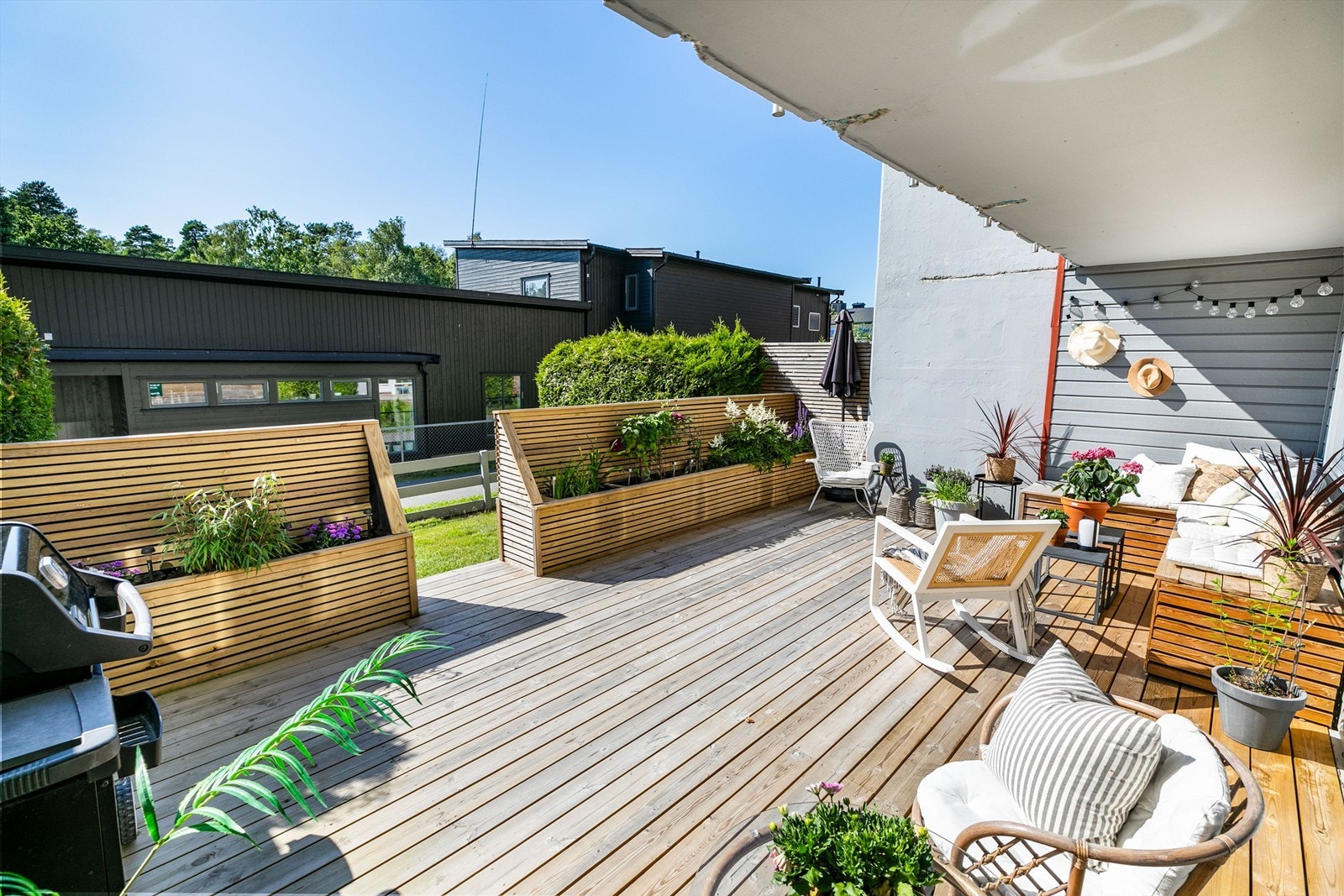 I tillegg til stor terrasse på nesten 30 kvm. disponerer leiligheten også egen hage i forkant. Galleribilde