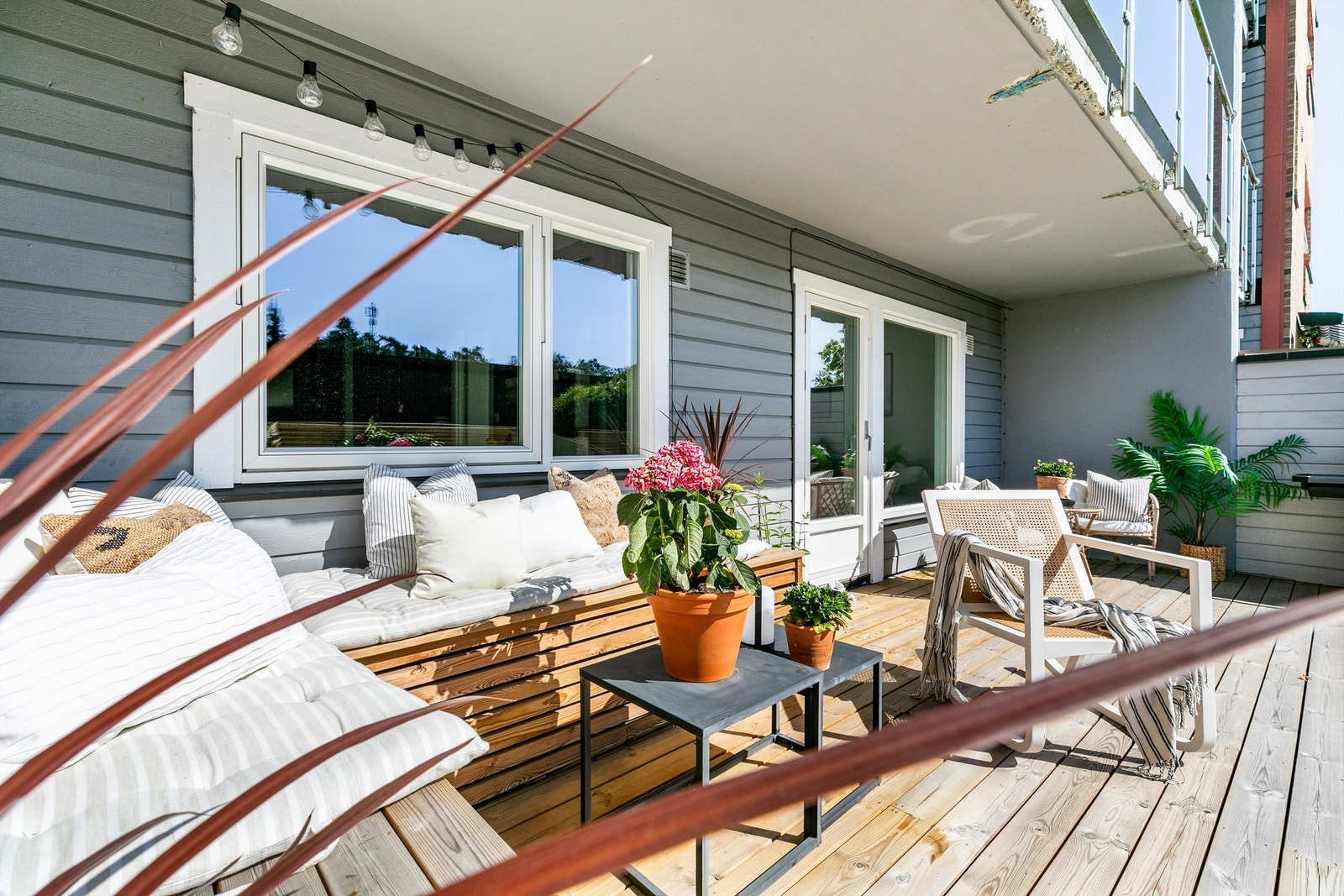 Med planter, blomster og utemøbler kan du sette ditt helt eget og personlige preg på den romslige terrassen. Galleribilde