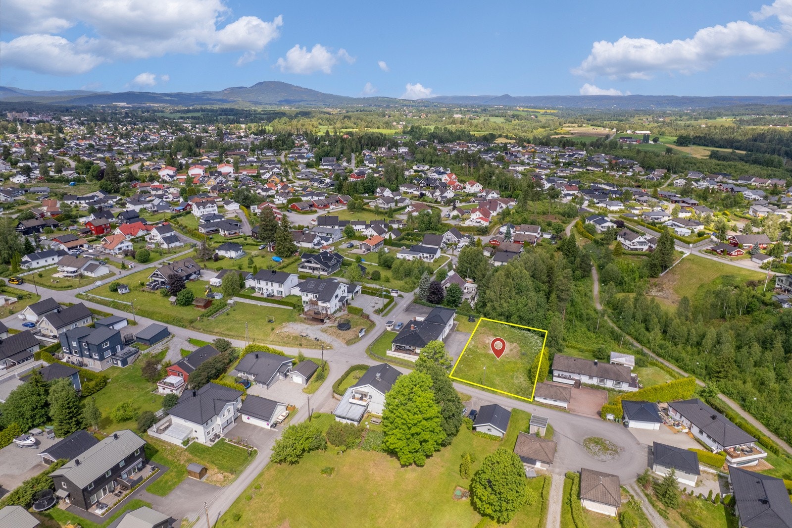 Det foreligger godkjent tillatelse til tiltak for: Oppføring av enebolig med praktikantdel av typen "Nevie fra ABChus" med tilhørende sportsbod, datert 29.11.2024. NB! Skissert omrisse av eiendommen er kun veiledende, se situasjonskart. Galleribilde