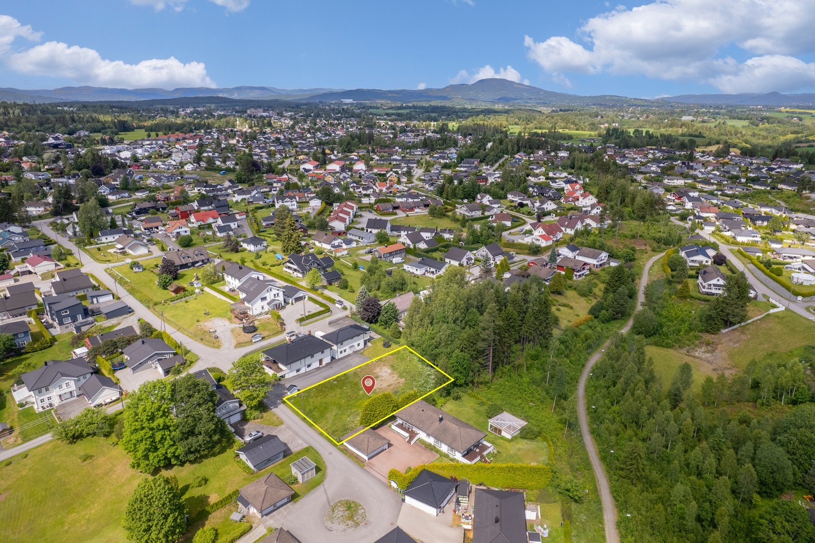 Dronebilde over nærområdet. NB! Skissert omrisse av eiendommen er kun veiledende, se situasjonskart. Galleribilde
