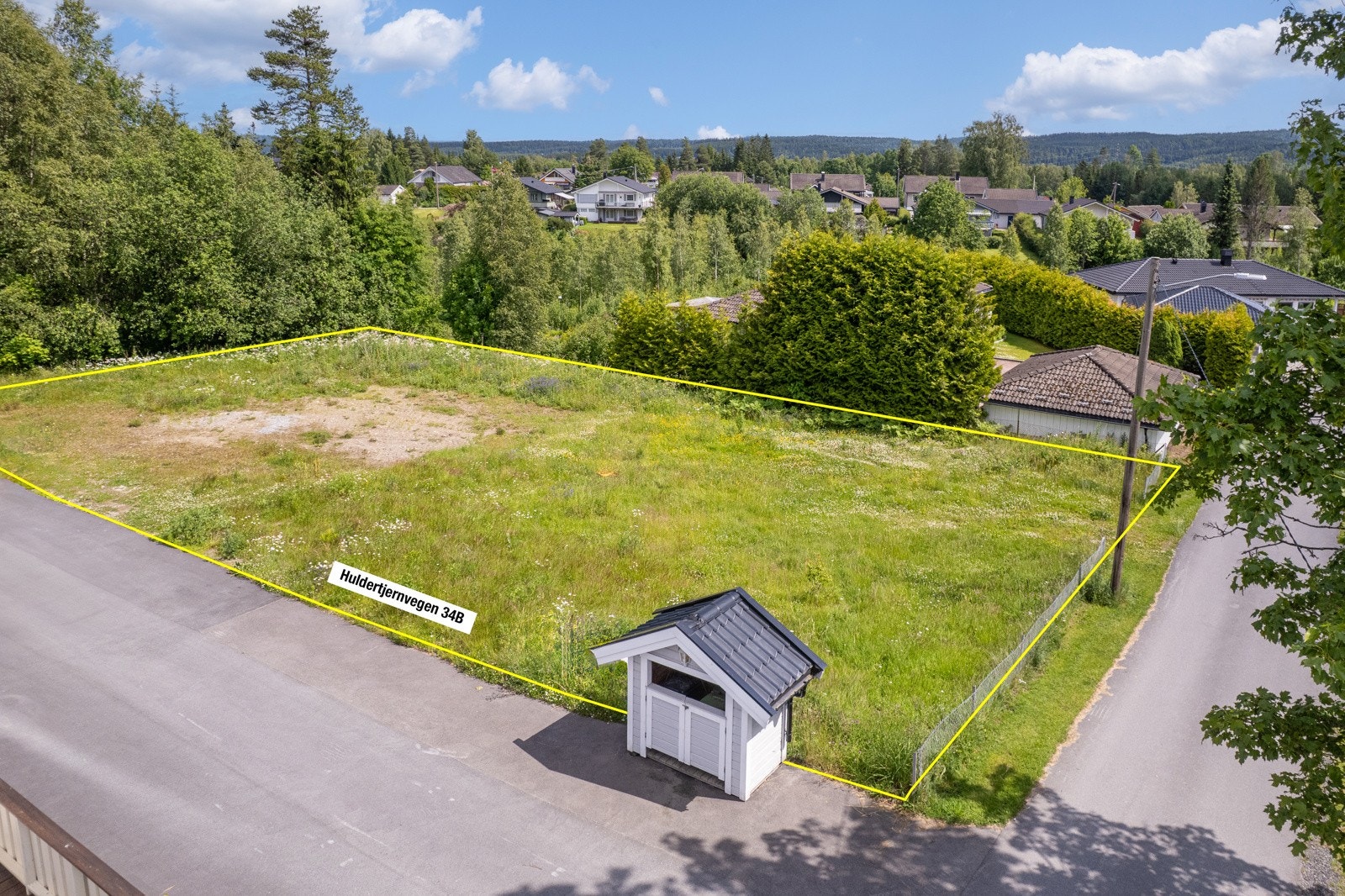 Tomten (gnr/bnr 94/605) er en flat eiet tomt på hele 949,8 kvm og har et stort potensial for videre utvikling. Tomten kan fritt besiktiges. NB! Skissert omrisse av eiendommen er kun veiledende, se situasjonskart. Galleribilde