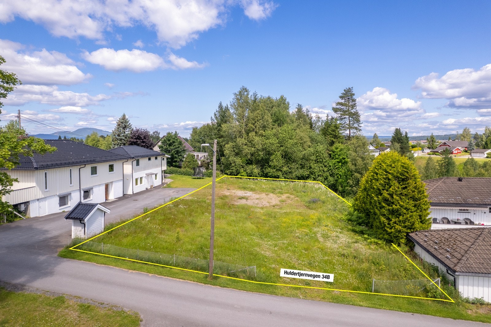 Tomten fremstår som byggeklar og er per i dag bestående av naturlig vegetasjon. Boligtomten vender mot syd noe som gir svært gode solforhold. NB! Skissert omrisse av eiendommen er kun veiledende, se situasjonskart. Galleribilde