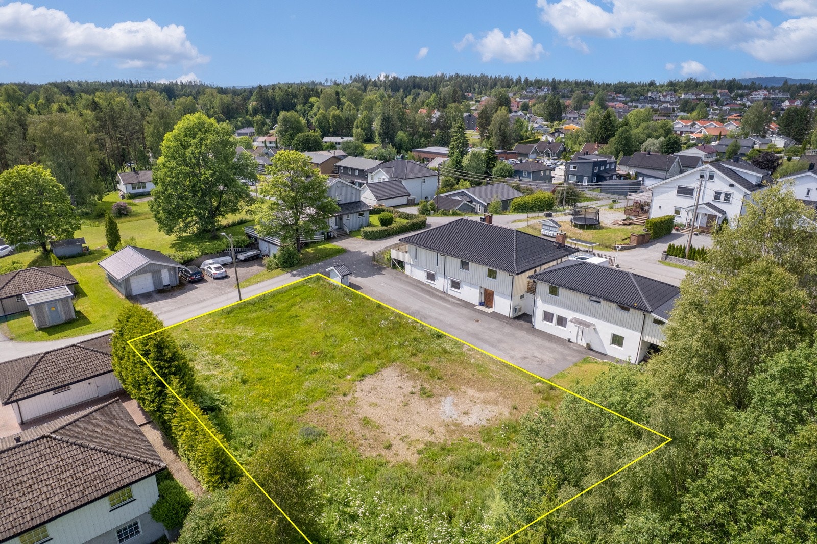 Eiendommen er i Kommuneplanens arealdel avsatt til Boligbebyggelse, Nåværende med maks tillatt grad av utnytting - BYA=30%! Kun frittliggende småhusbebyggelse tillates - enebolig/enebolig med sekundærleilighet/tomannsbolig. Skissert felt er kun veiledende Galleribilde