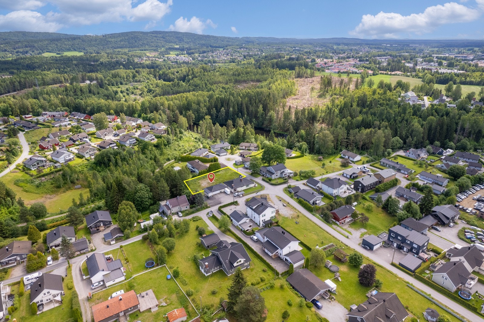 Dronebilde over nærområdet. NB! Skissert omrisse av eiendommen er kun veiledende, se situasjonskart. Galleribilde