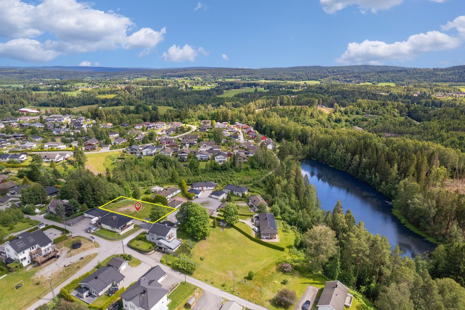 Nærområdet består hovedsakelig av etablert villabebyggelse og fremstår som et meget familievennlig boområde med kort vei til skoler, barnehager, lekeplasser, idrettsanlegg, fotballbane, butikker, offentlig kommunikasjon m.m. Galleribilde