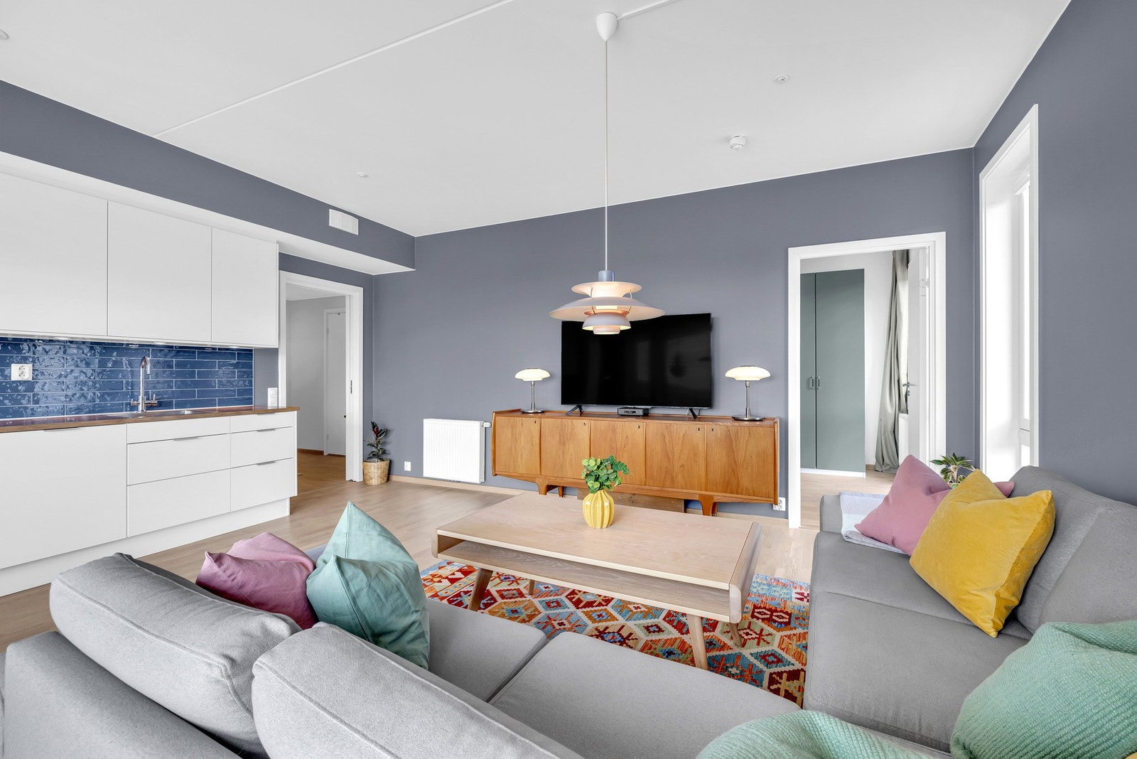 Leiligheten har malte slette veggflater i lune og tidsriktige farger. Galleribilde