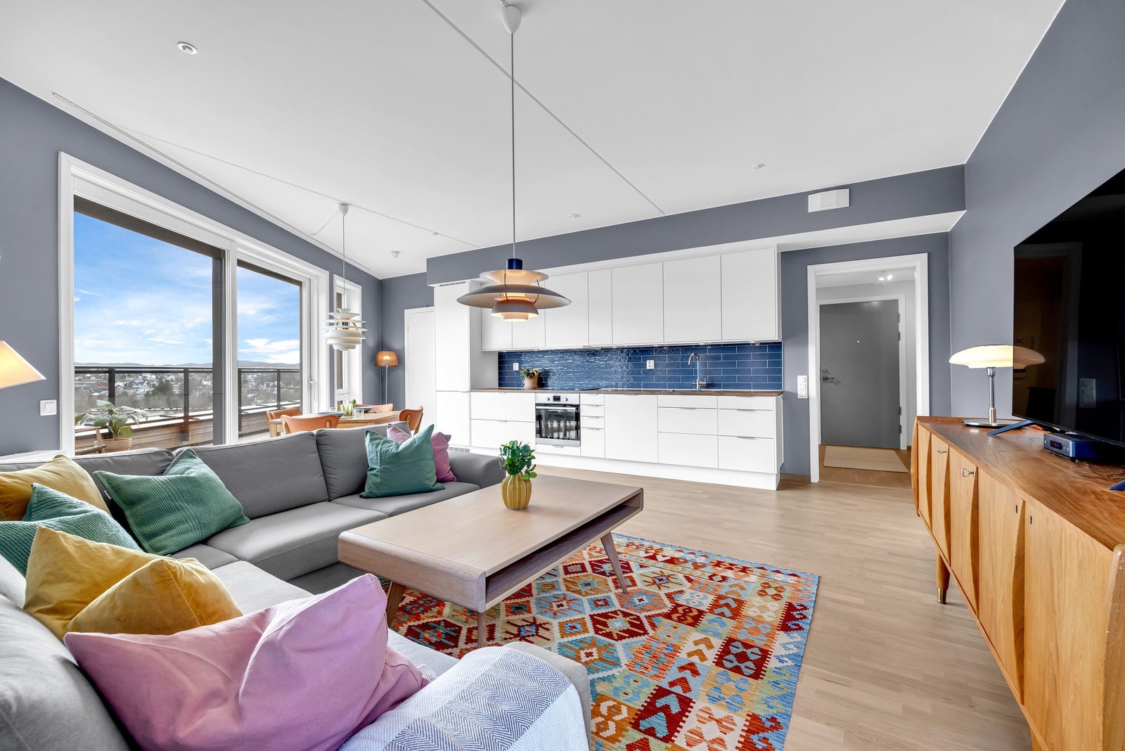 De store vindusflatene gjør at balkongen kan oppleves som en nydelig forlengelse av stuen i sommerhalvåret. Galleribilde