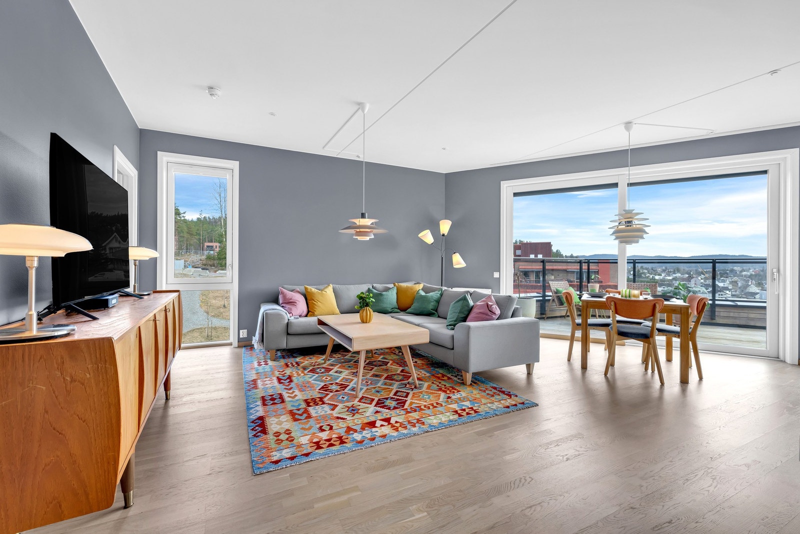 Lys og luftig stue med gode vindusflater som slipper inn rikelig med naturlig lys. Galleribilde