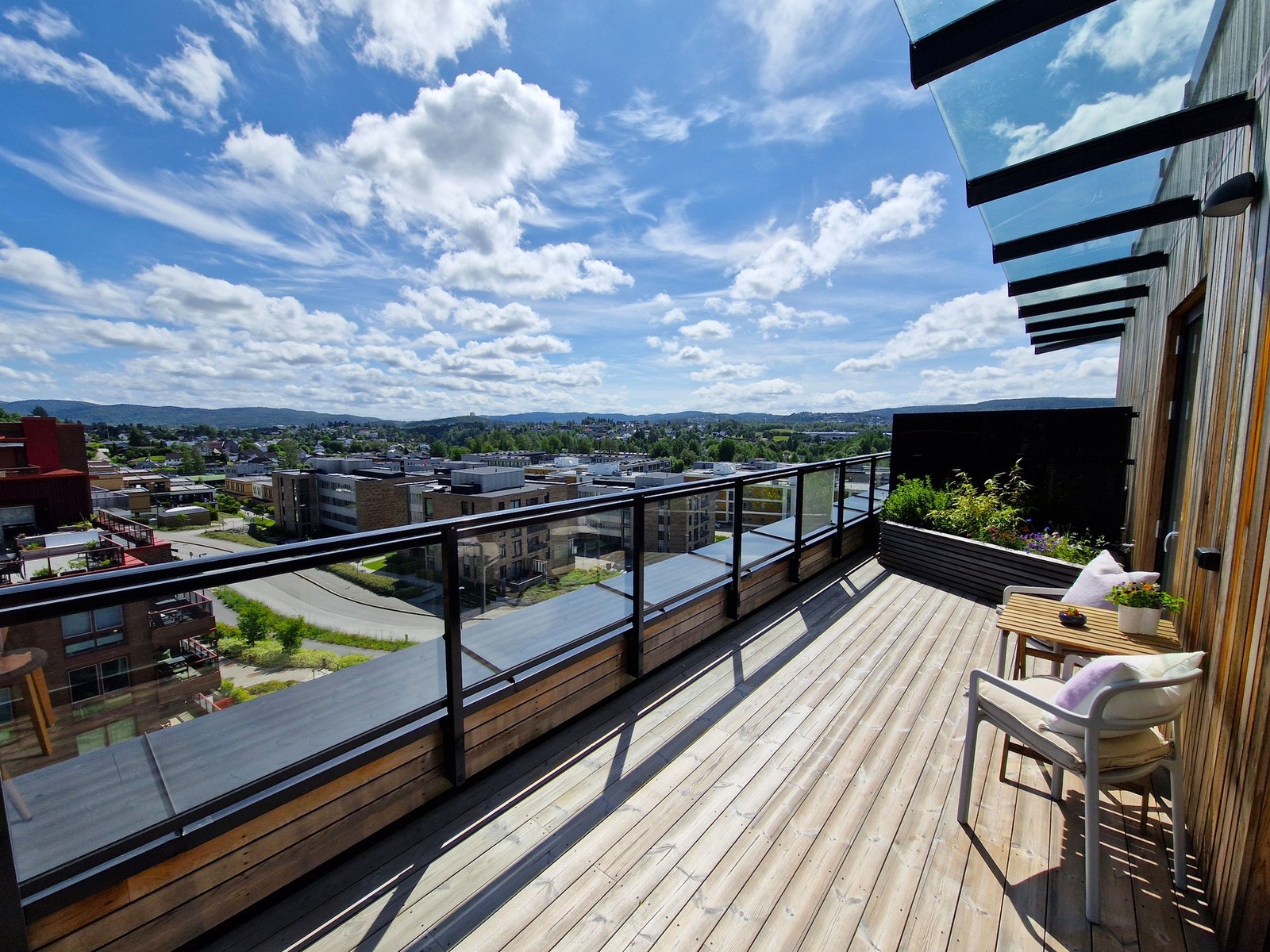 Vi må ta en ekstra titt på den herlige balkongen!
(Eget bilde fra selger) Galleribilde