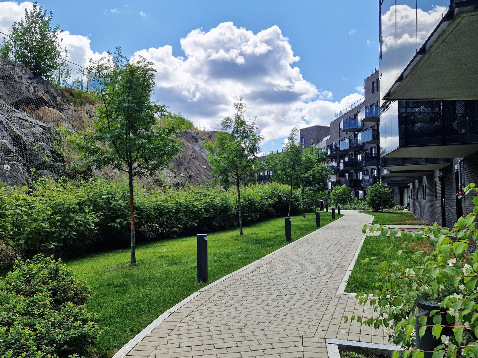 Fellesområdet er pent opparbeidet med blandt annet internstier, diverse beplantning og lekeapparater.
(Eget bilde fra selger) Galleribilde