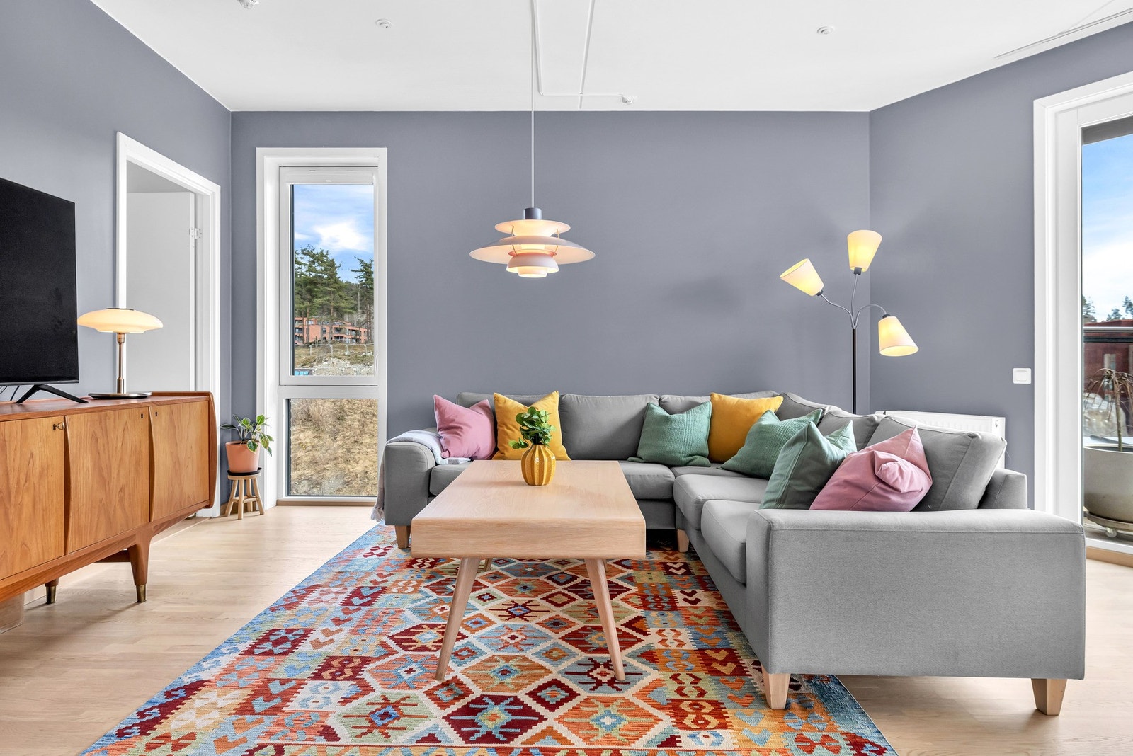 Rommet lar seg enkelt inndele i sosiale soner. Stuedelen har godt med plass, og det er derfor mulig med både stor sofa og tv. Galleribilde