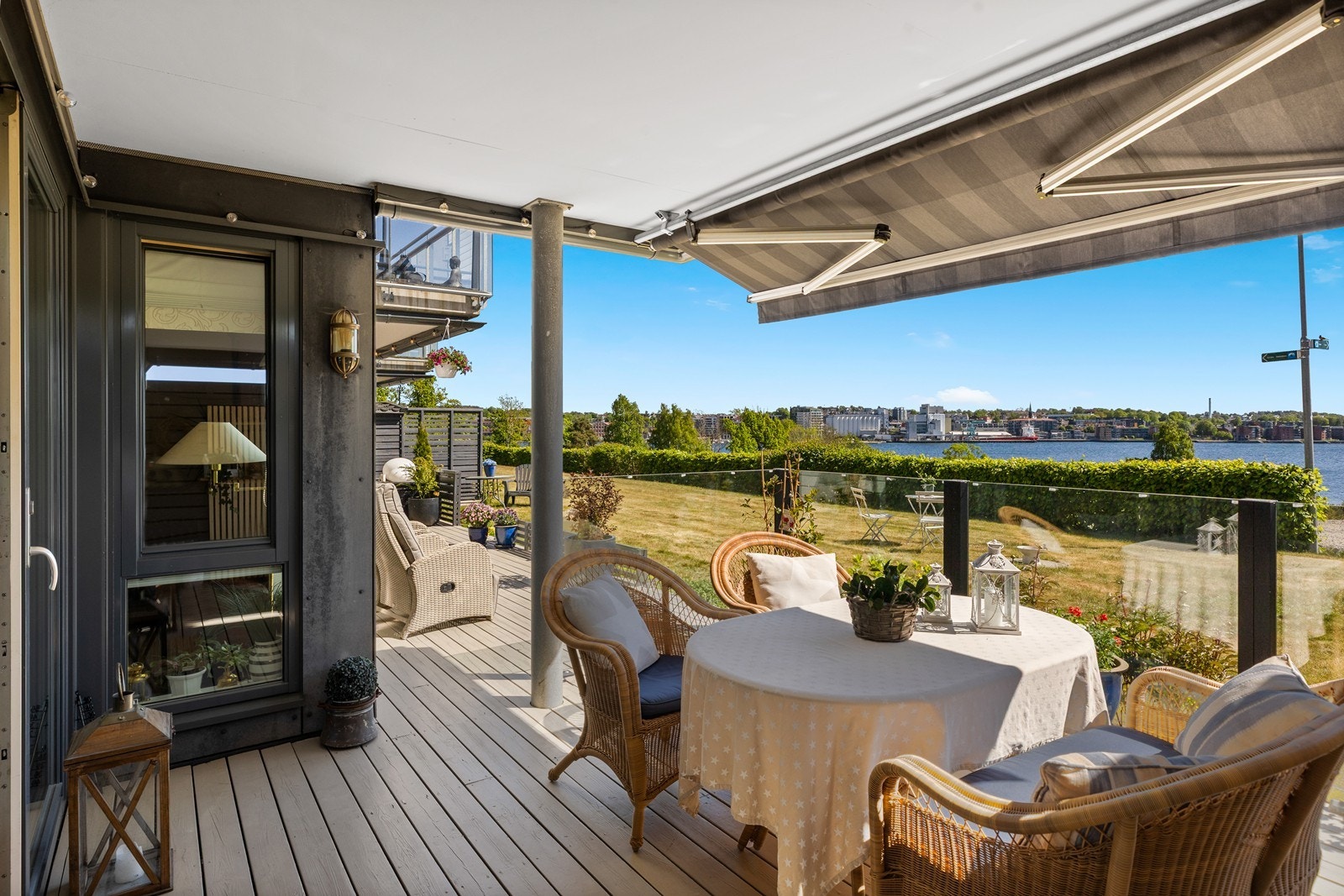 Stor og fin uteplass med flott utsikt mot sjøen. Galleribilde