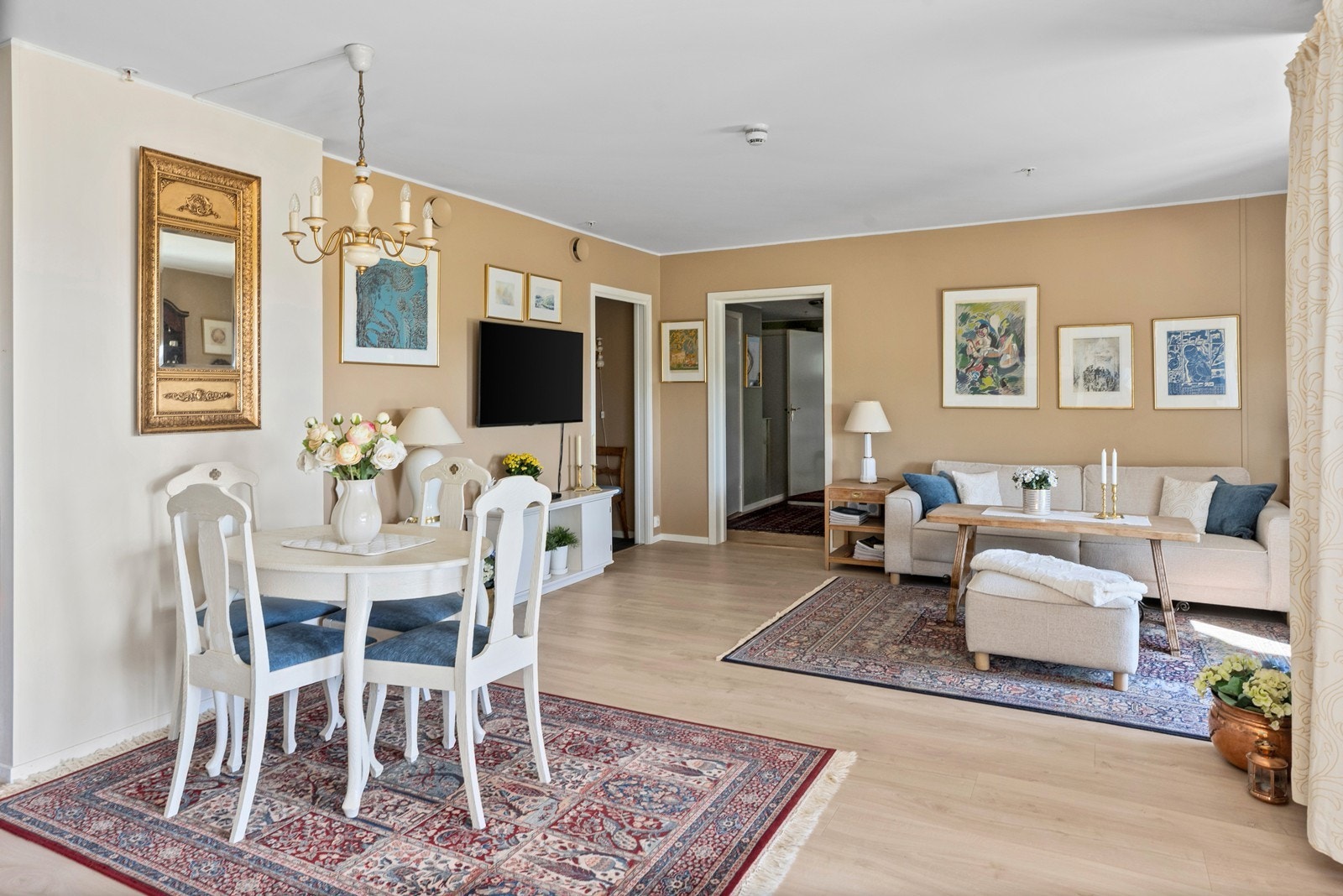 Stuen er romslig og har god plass til både sofagruppe og spiseavdeling. Galleribilde