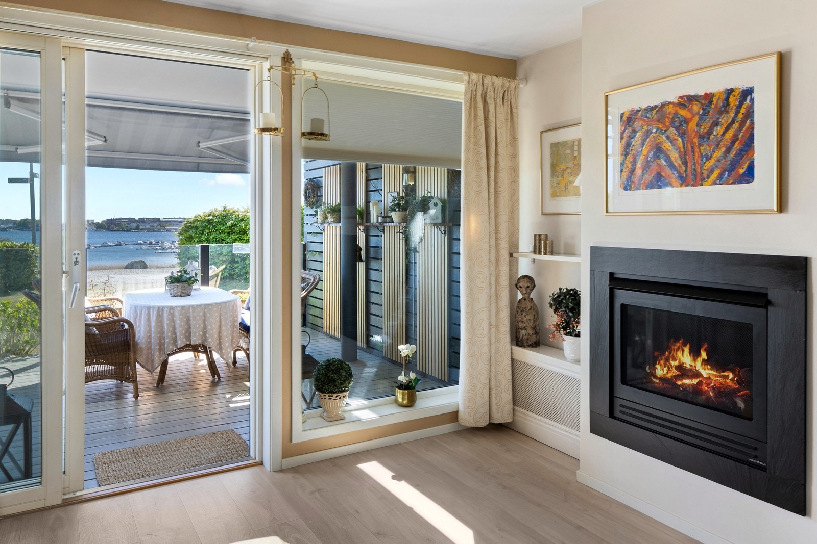Stue med gasspeis som sørger for kos og hygge på kjølige dager. Galleribilde
