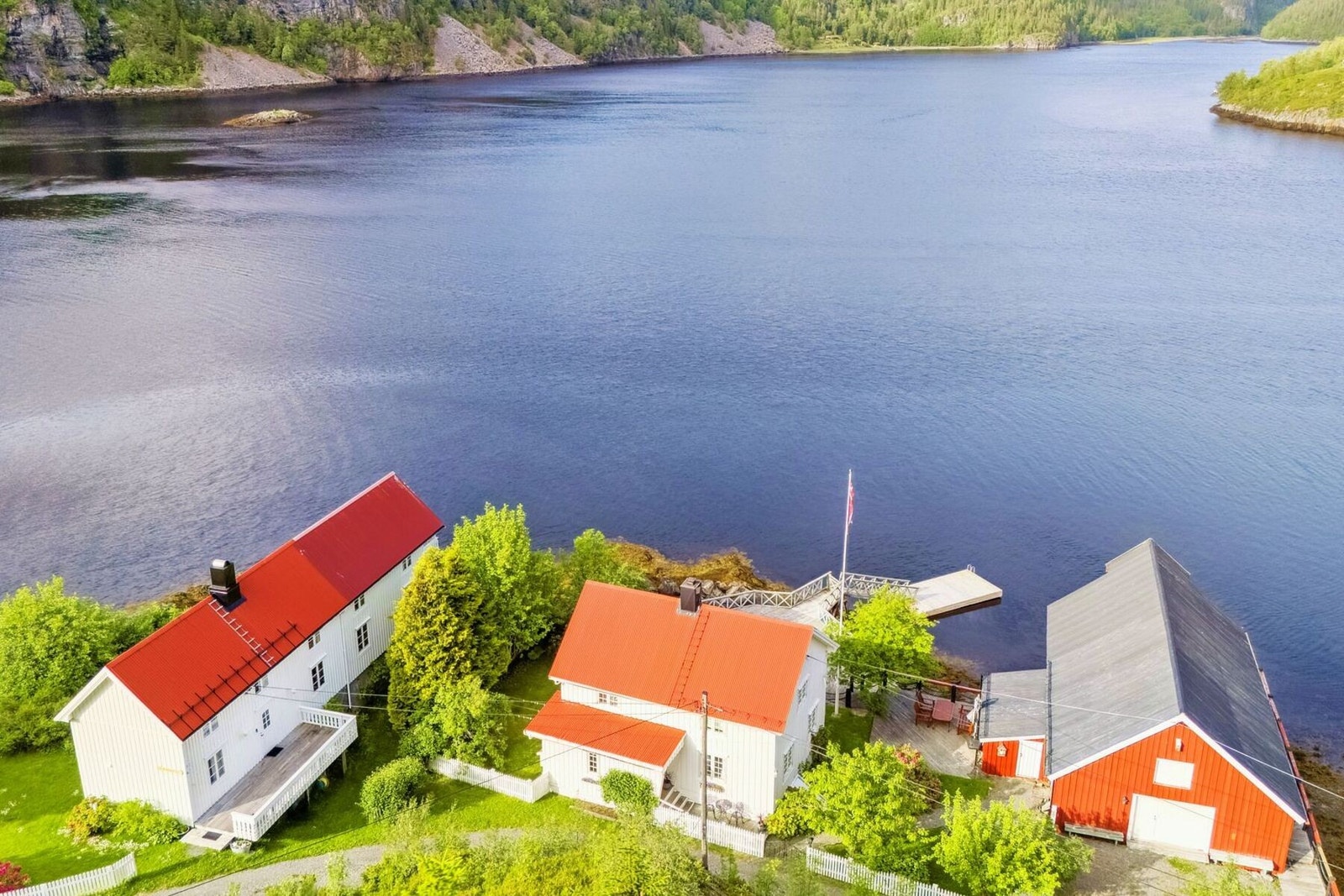 Eiendommen består av blant annet privat brygge og sjarmerende båthus. Galleribilde