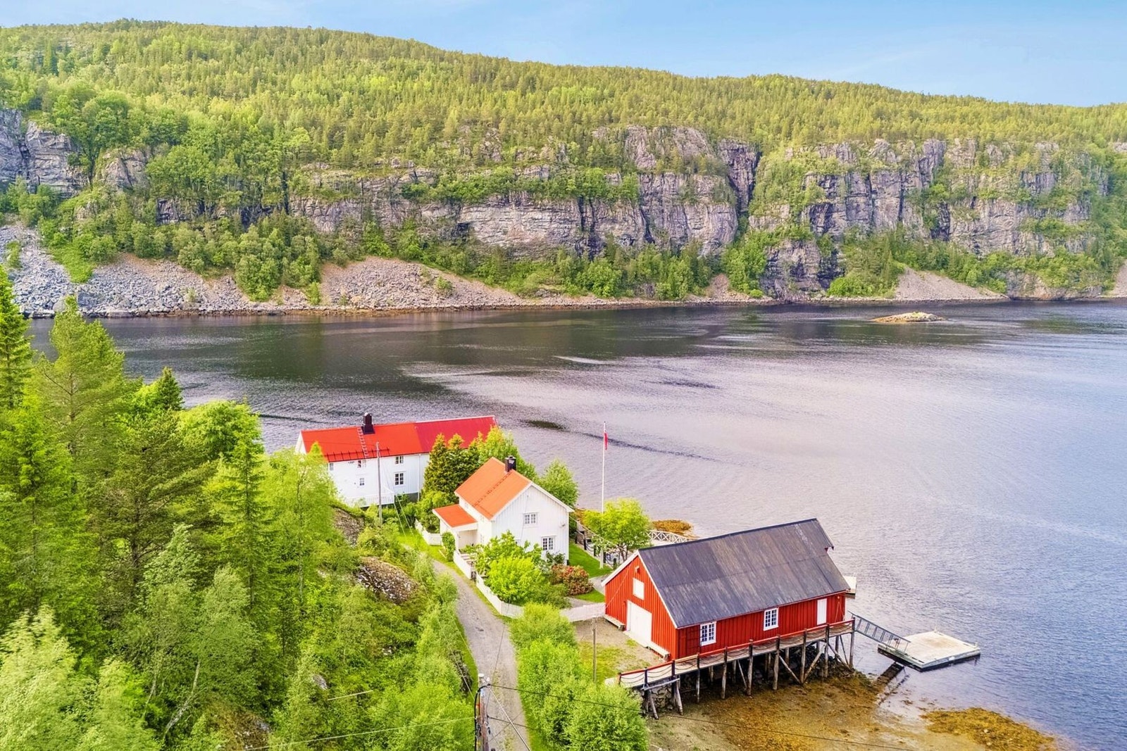 Fantastisk beliggenhet med nydelig utsikt og direkte tilgang til sjøen. Galleribilde