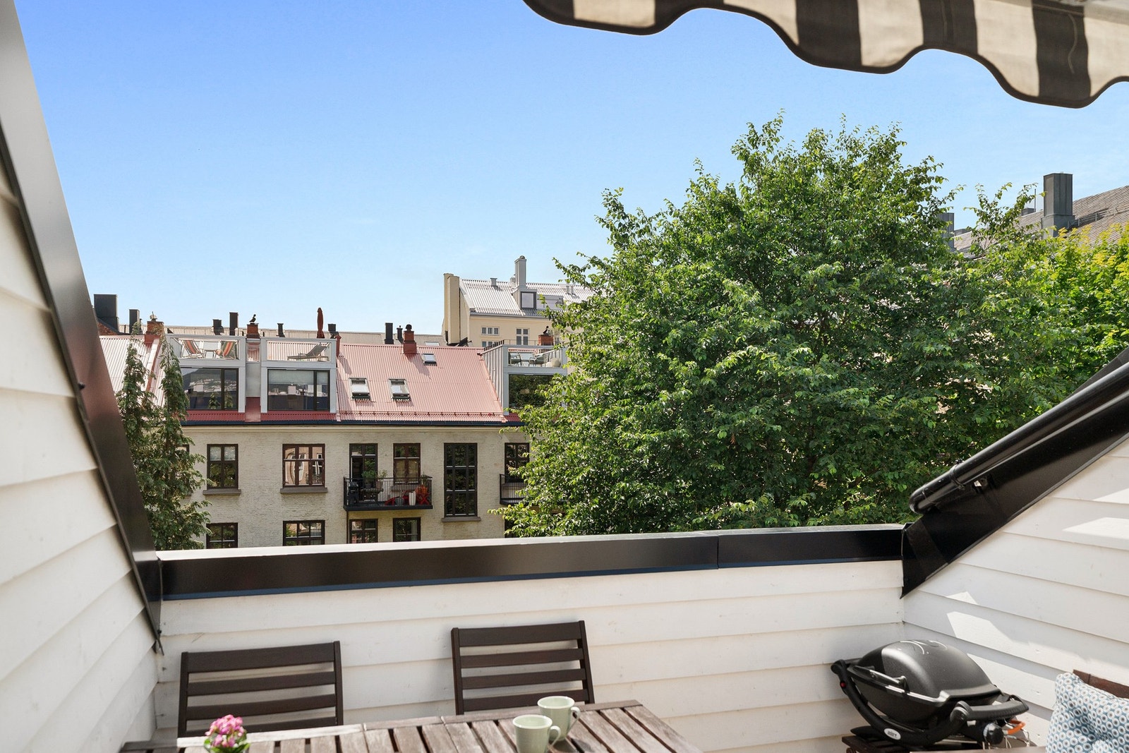 Terrassen vender mot sydvest og har svært gode solforhold. Galleribilde