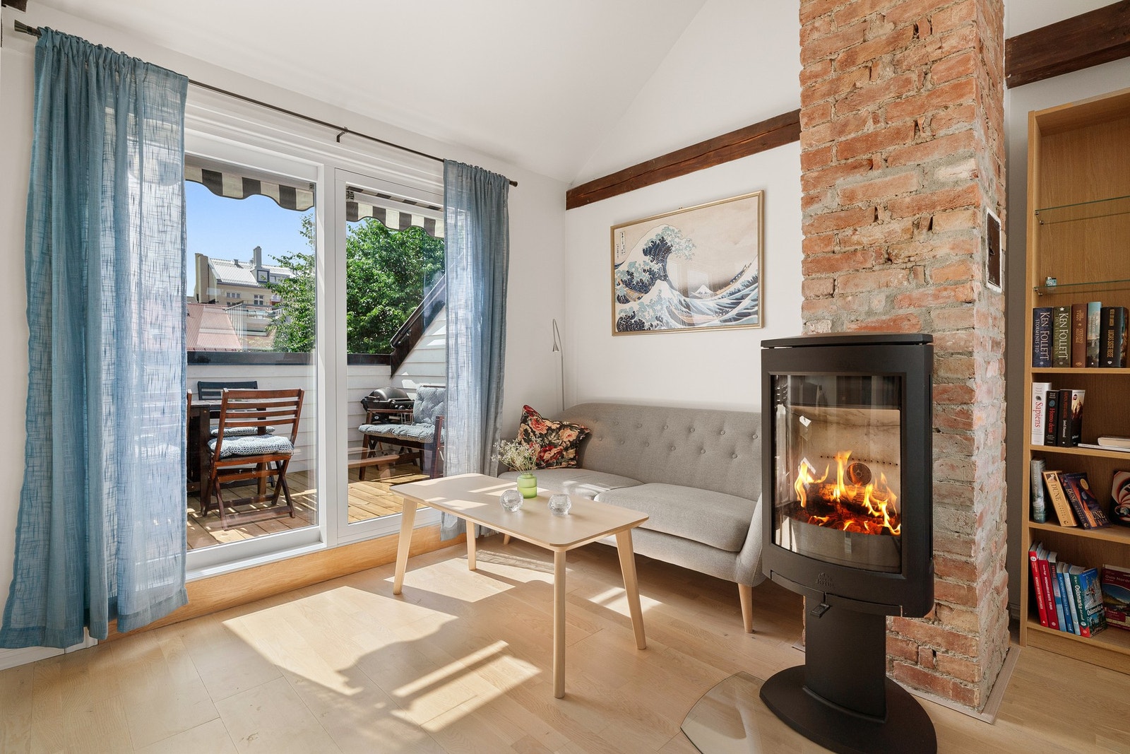 Fra stuen er det utgang til solrik terrasse på ca. 6 kvm. Galleribilde