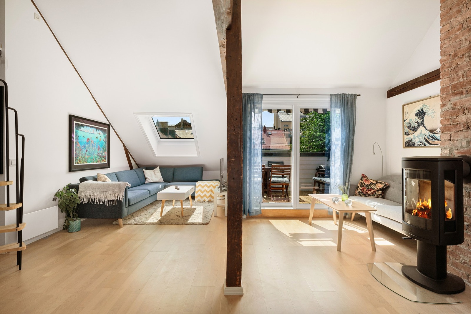 Leiligheten ligger høyt og fritt i byggets 5. etasje, med gjennomgående og god planløsning. Galleribilde