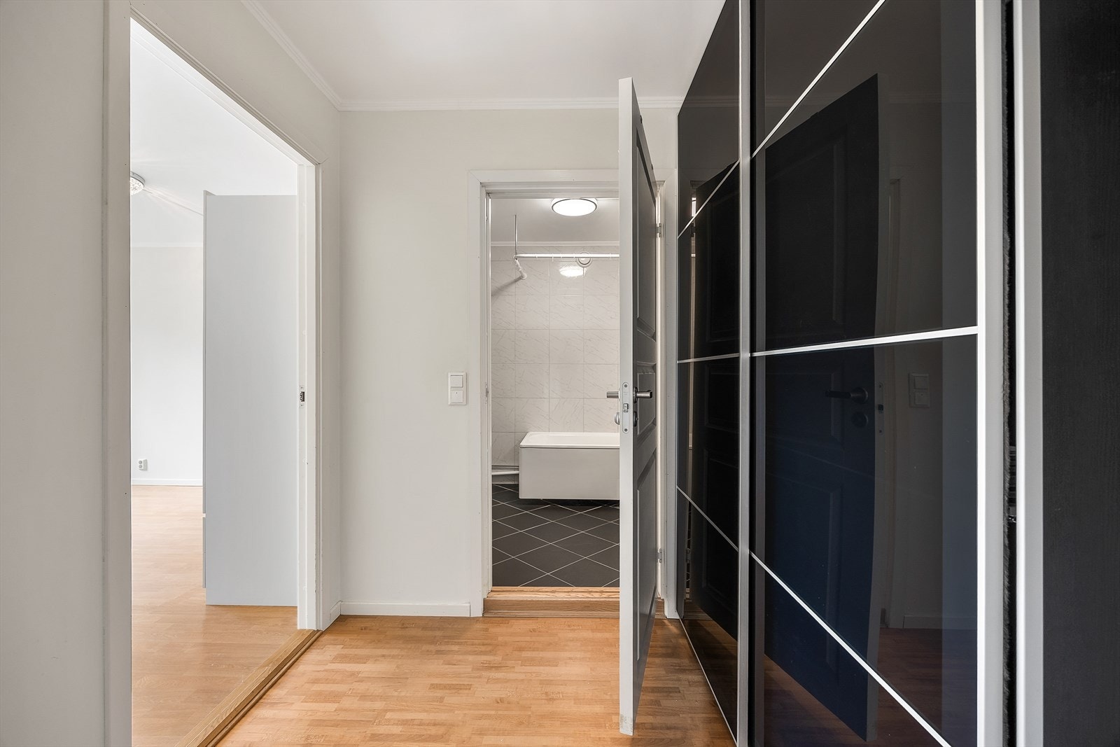 Medfølgende skyvedørsgarderobe i gangen Galleribilde