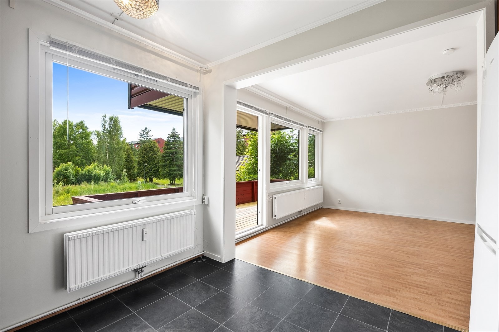 Stort kjøkkenrom med delvis åpen løsning mot stuen Galleribilde